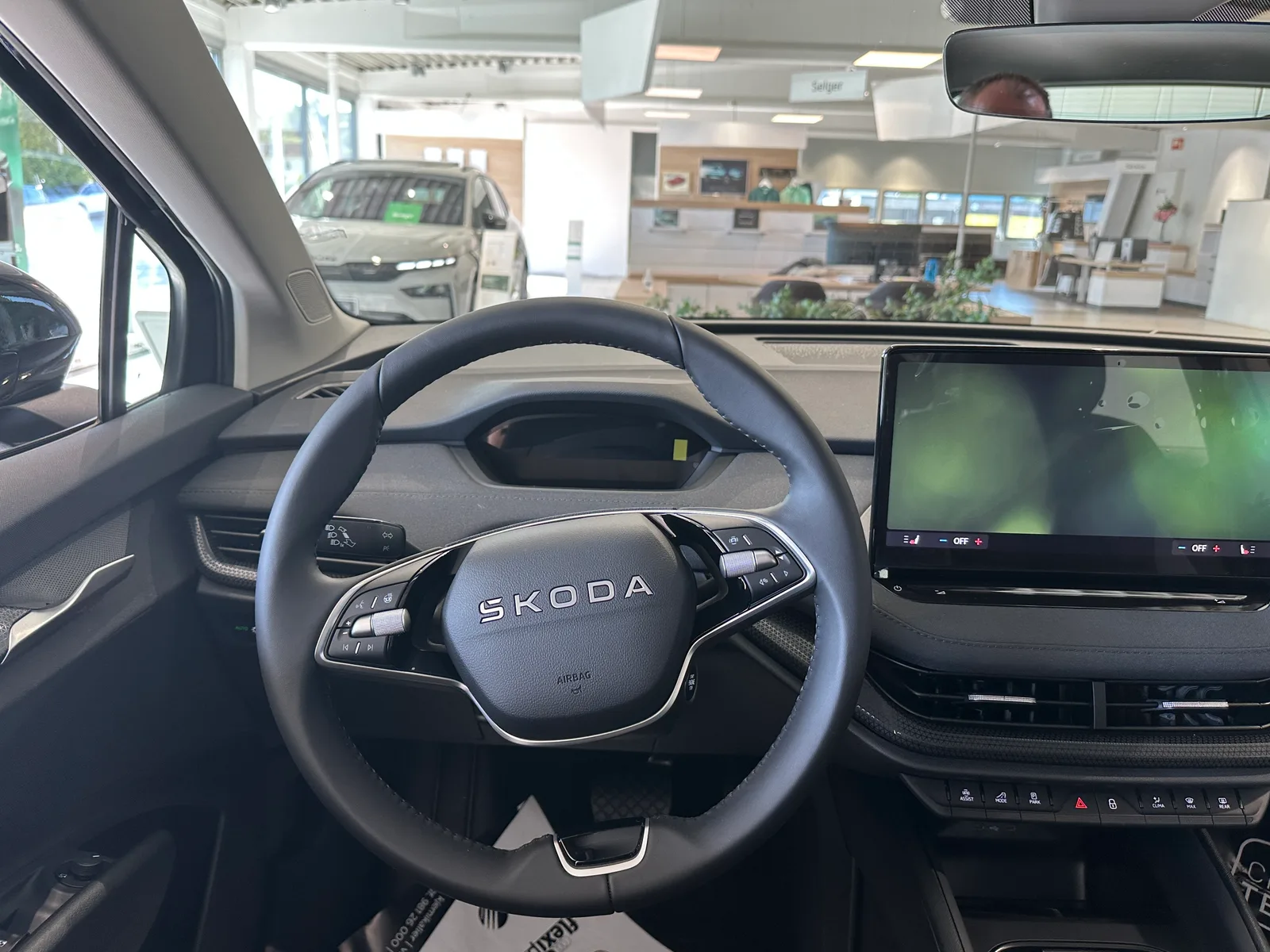 Skoda Elroq 2026 intérieur tableau de bord volant écran central cockpit design épuré