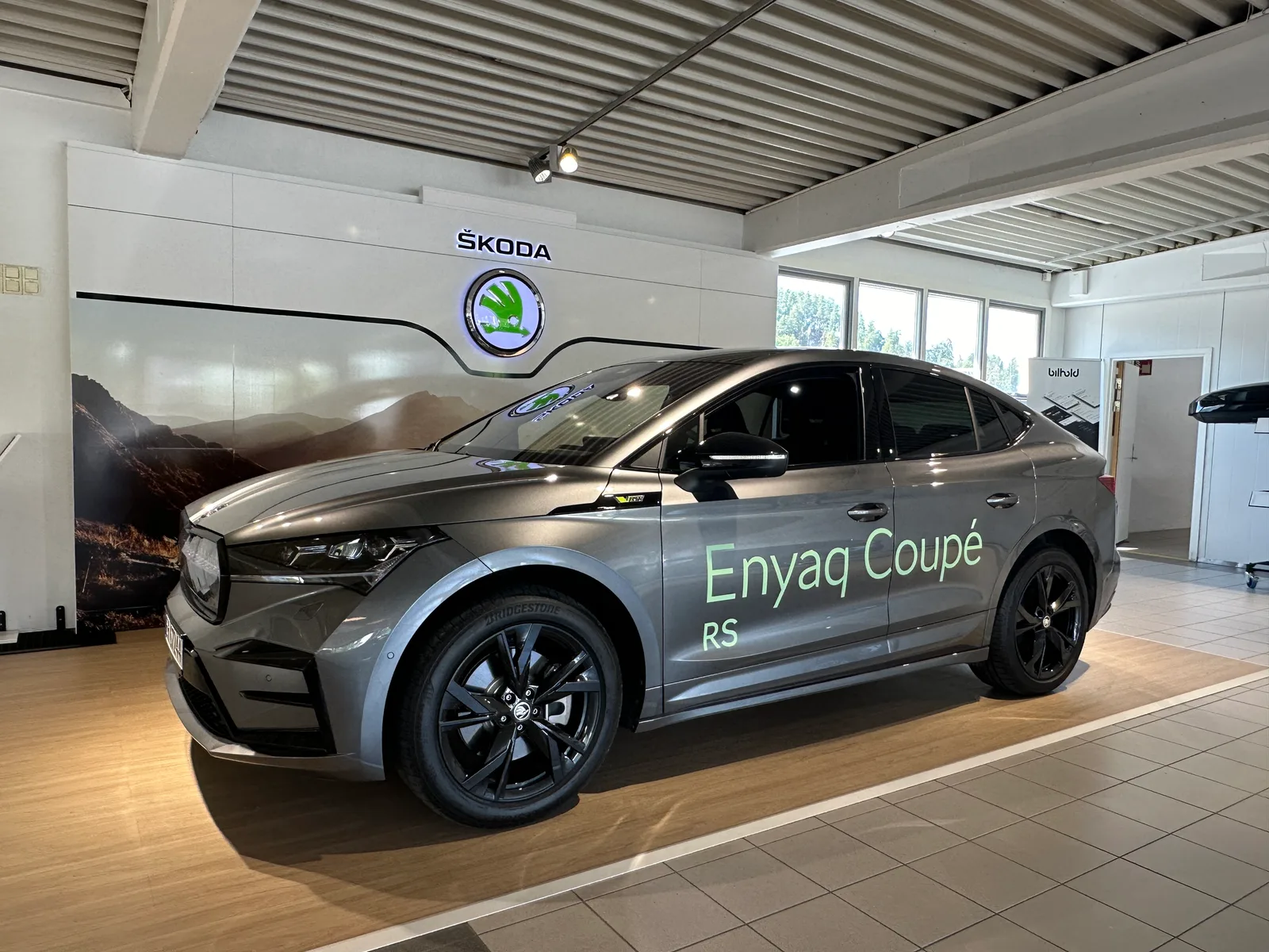 Skoda Enyaq Coupé IV RS 2026 extérieur profil gris version sportive hayon ligne de toit fuyante