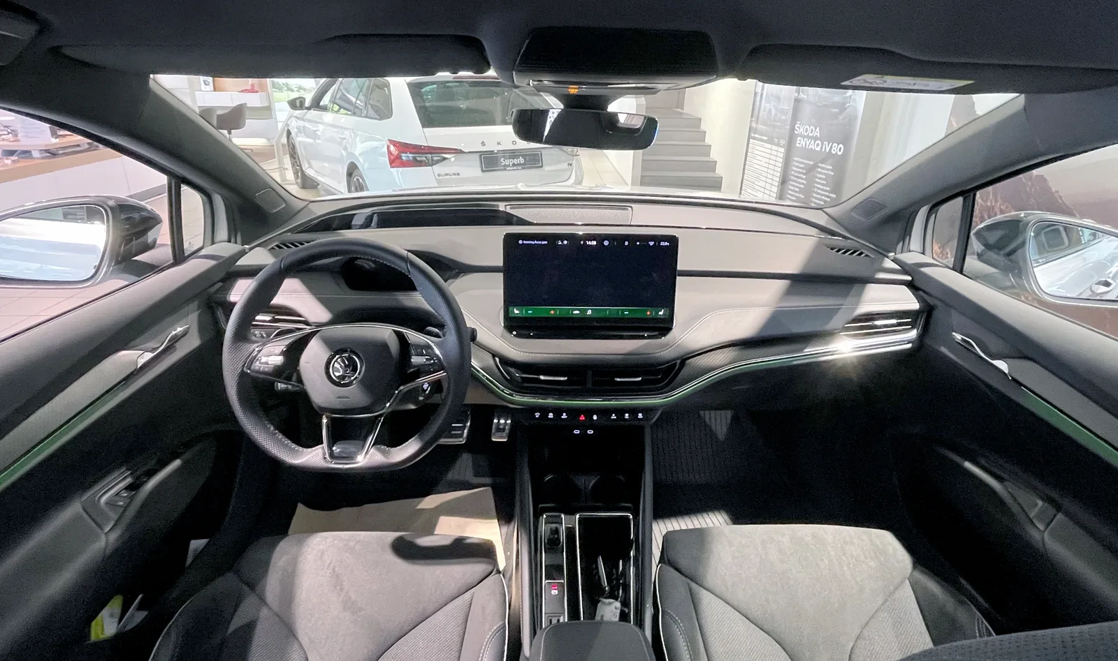Skoda Enyaq IV 2026 intérieur tableau de bord cockpit écran central navigation volant design épuré