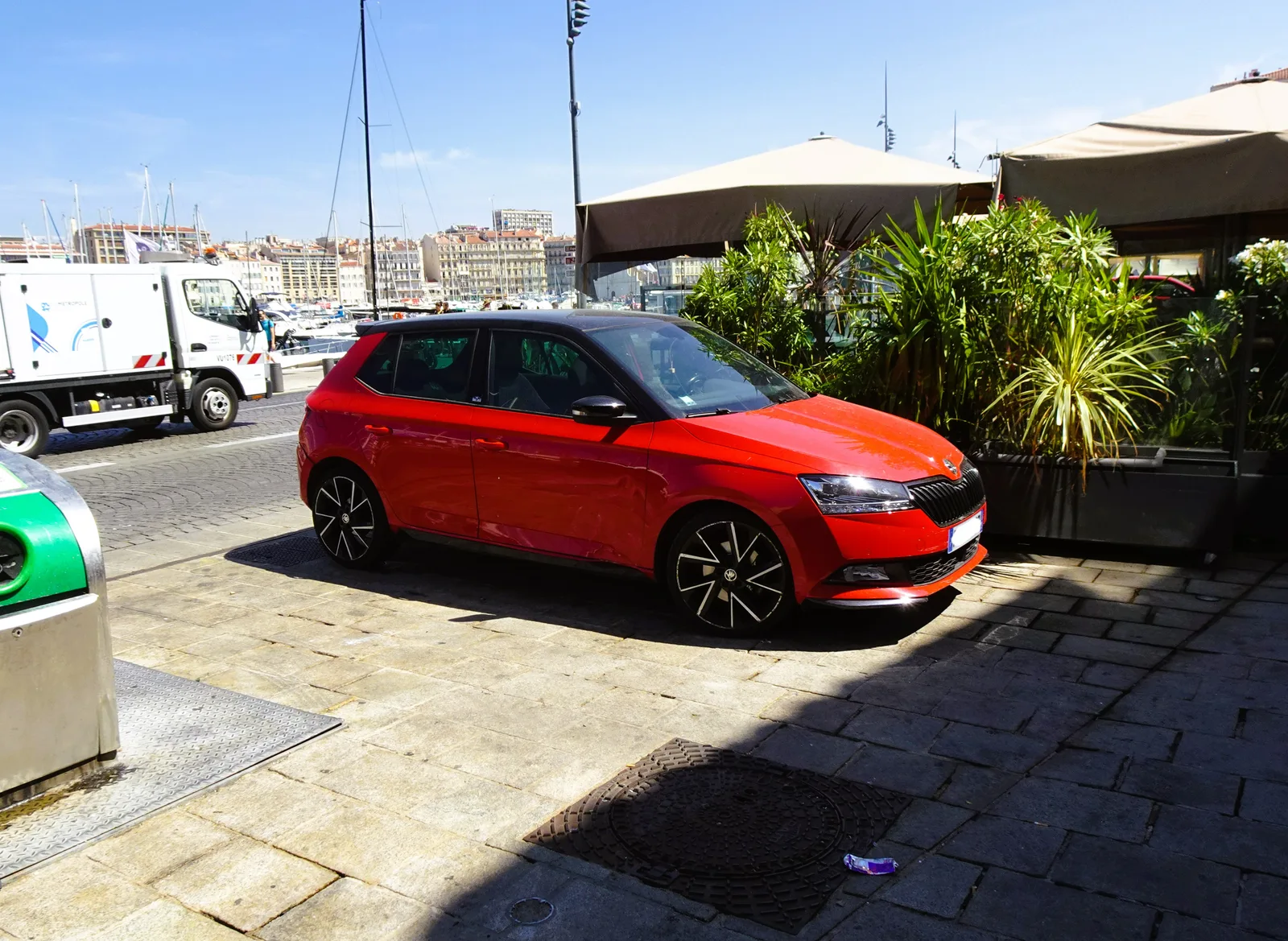 Skoda Fabia 2022 en rouge photographiée au Vieux-Port de Marseille