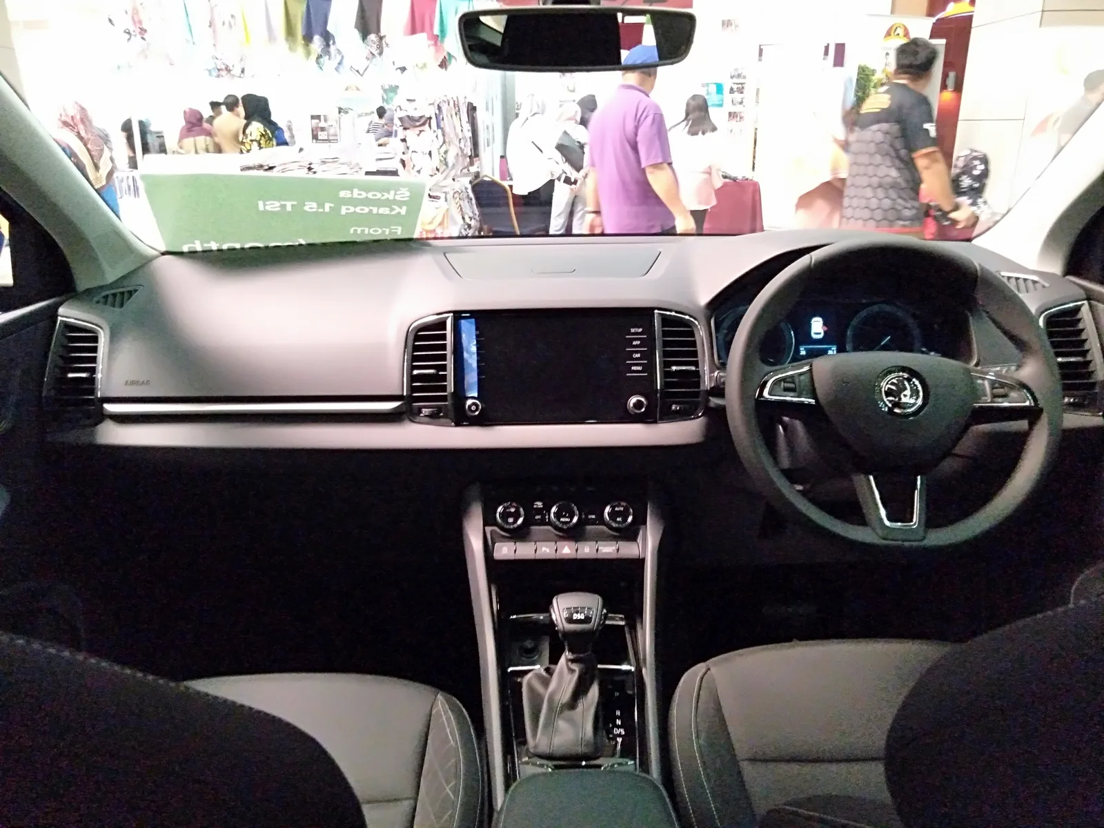 Skoda Karoq 2026 intérieur, tableau de bord Virtual Cockpit, console centrale, conduite à droite salon automobile