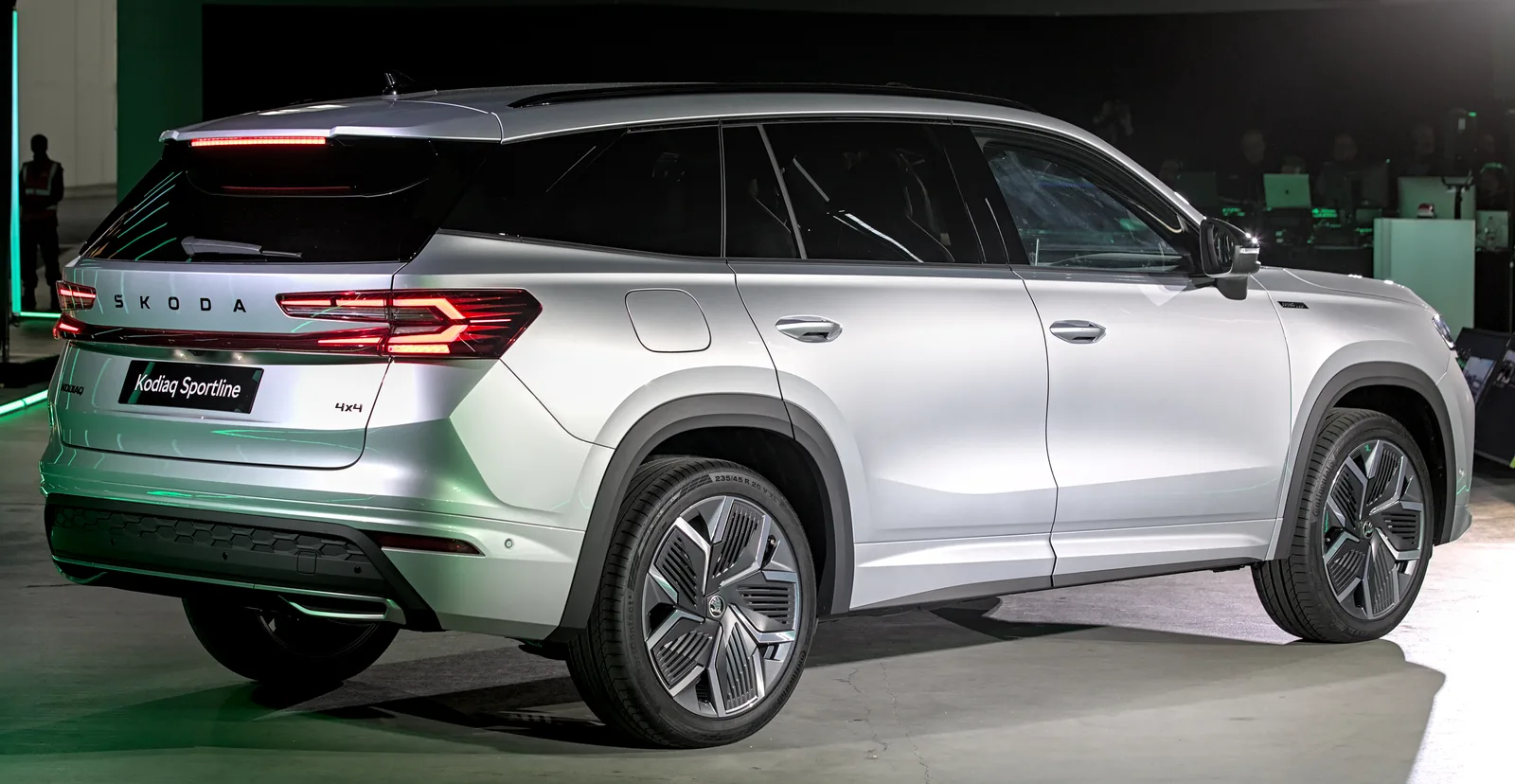 Skoda Kodiaq Sportline 2026 profil arrière carrosserie gris argent SUV familial nouvelle génération