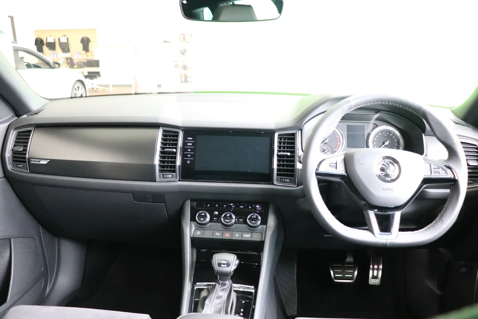 Skoda Kodiaq 2026 intérieur tableau de bord cockpit écran central navigation conception ergonomique spacieux