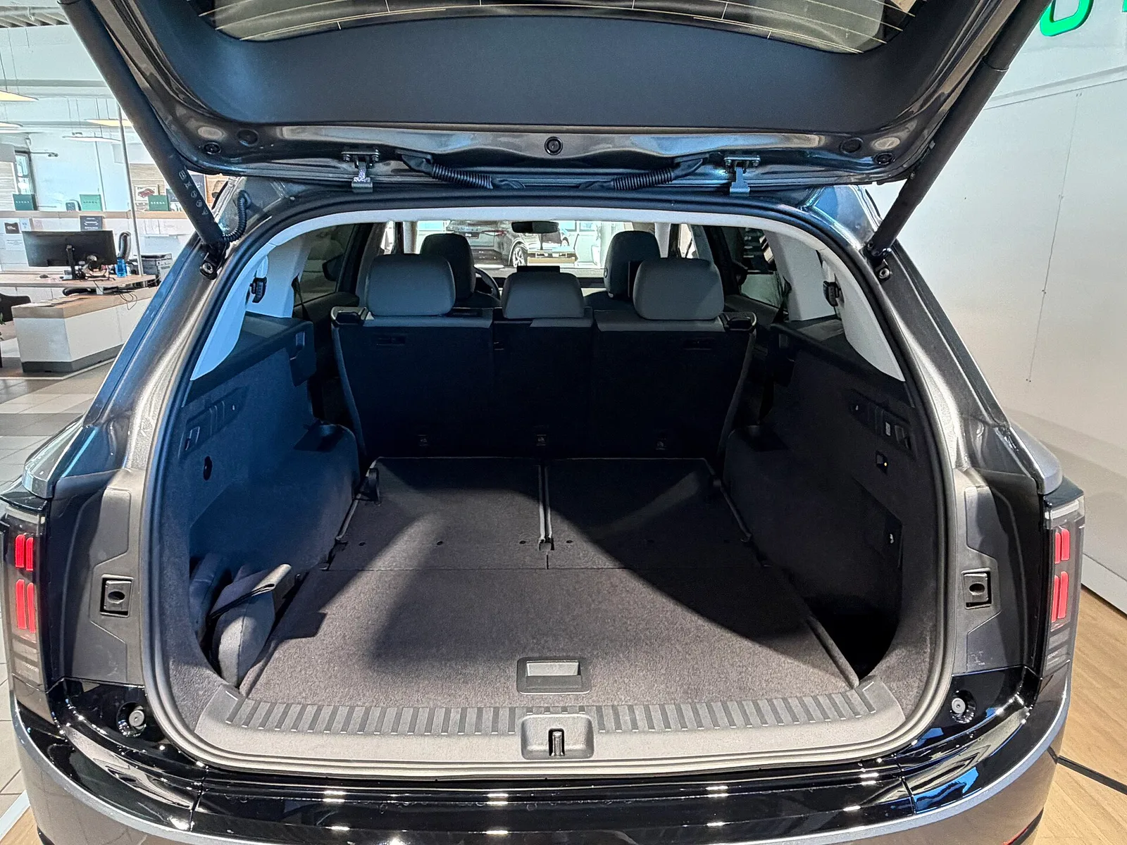 Coffre du Skoda Peaq 2026 hayon ouvert, troisième rangée de sièges rabattue à plat dans le plancher, SUV électrique 7 places