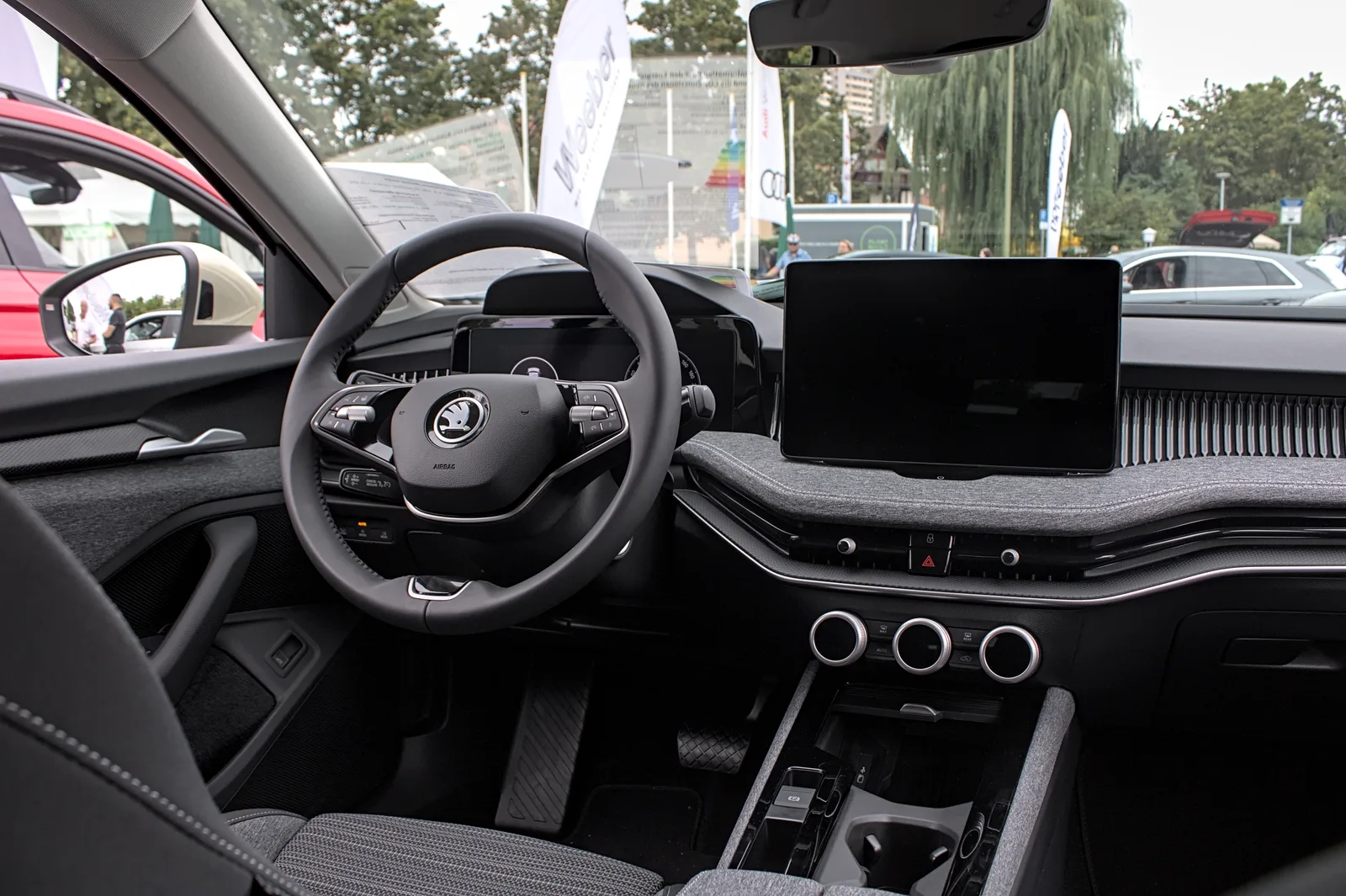 Skoda Superb 2026 profil Combi break gris argent extérieur showroom nouvelle génération