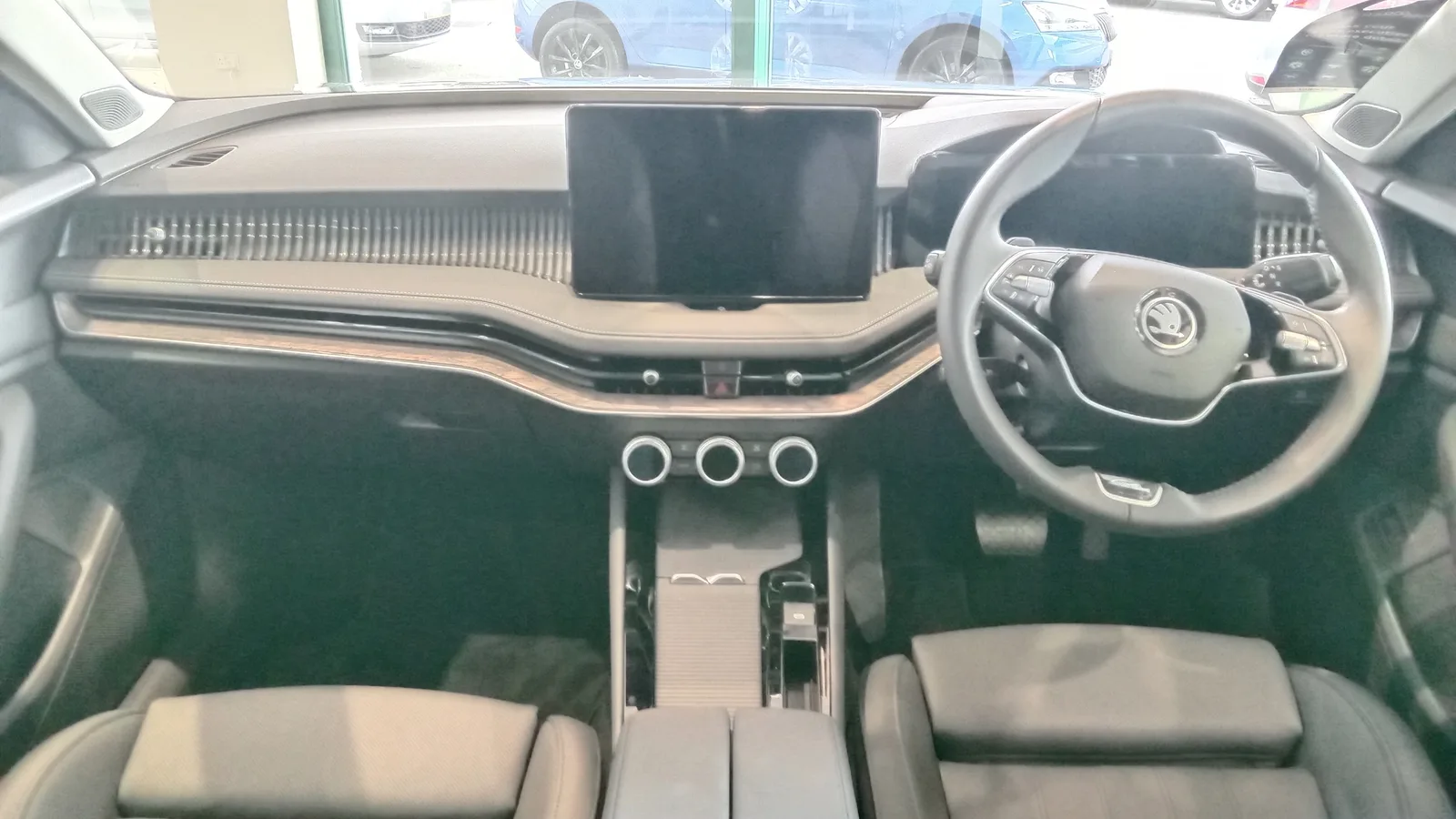 Skoda Superb 2026 intérieur tableau de bord cockpit écran central navigation habitacle Laurin Klement
