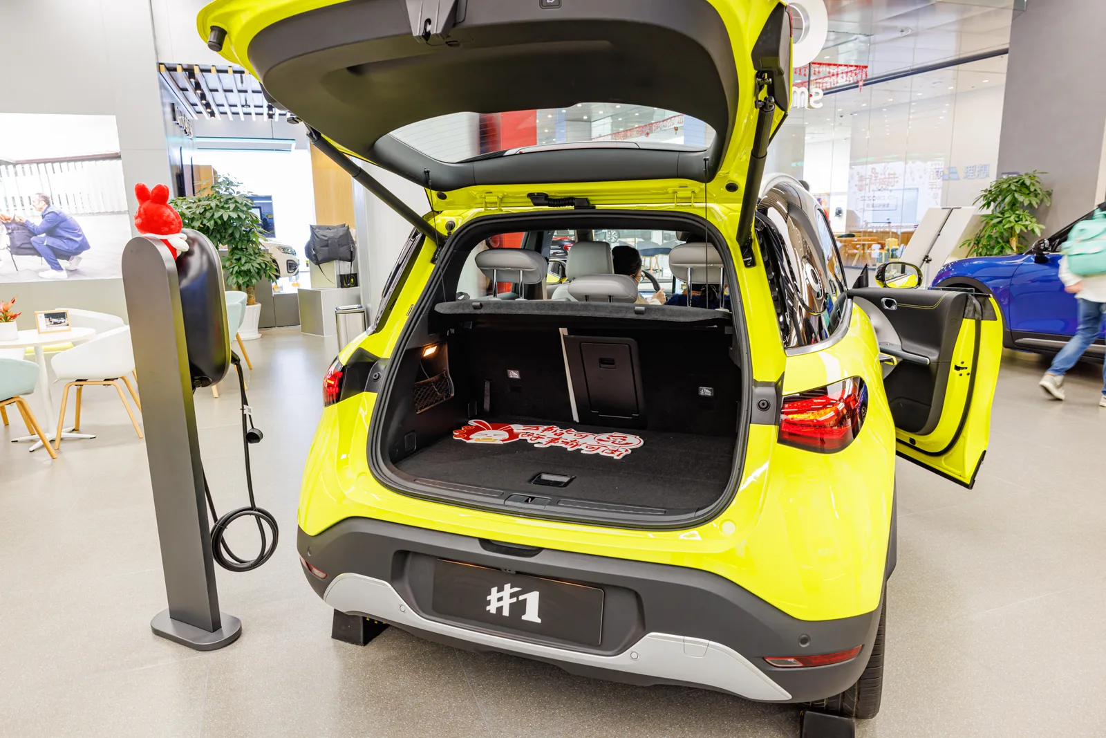 Smart 1 2026 jaune coffre ouvert showroom borne de recharge