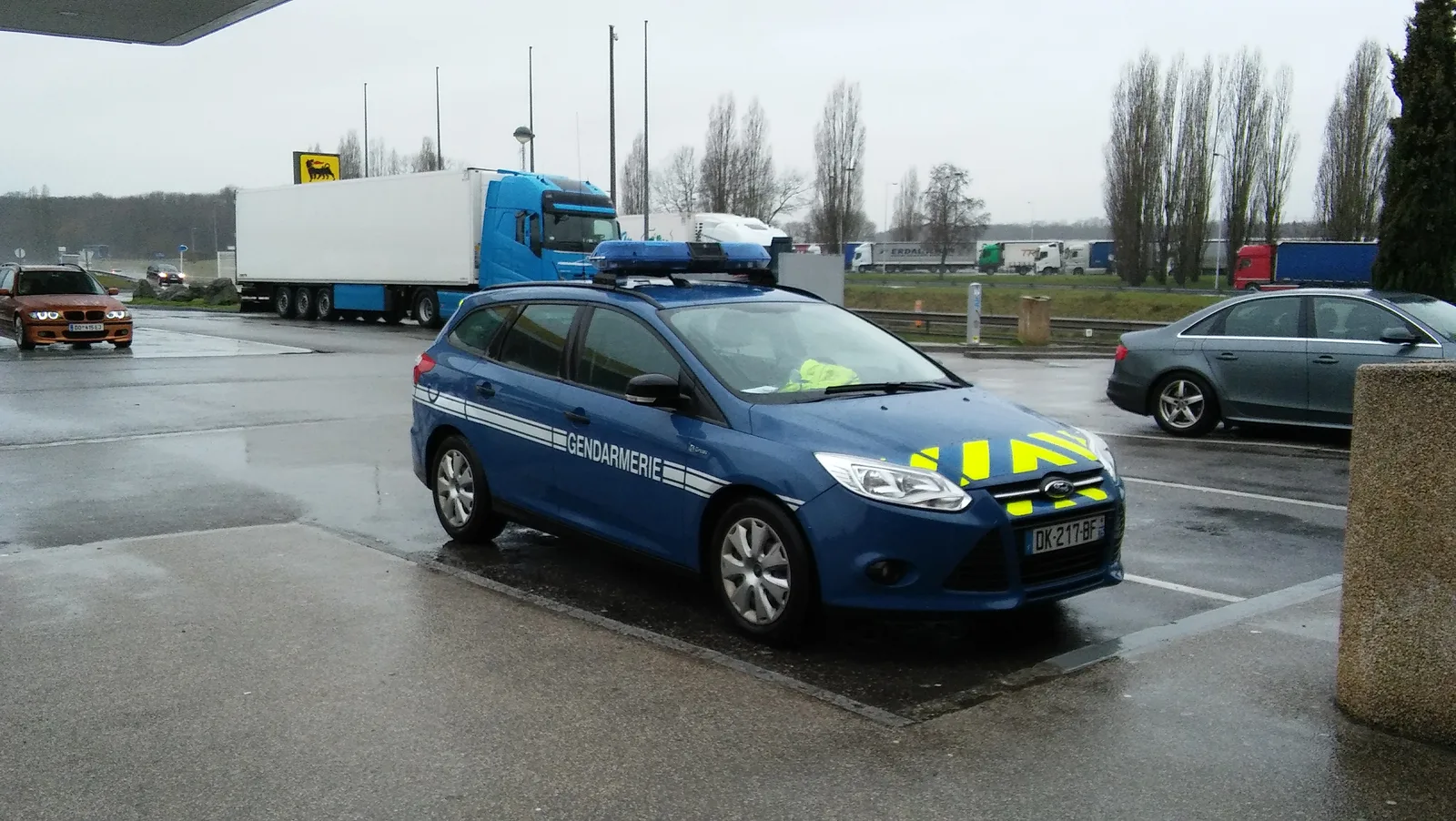 Véhicule de la Gendarmerie nationale sur une aire d'autoroute — contrôle routier et infractions liées au Code de la route