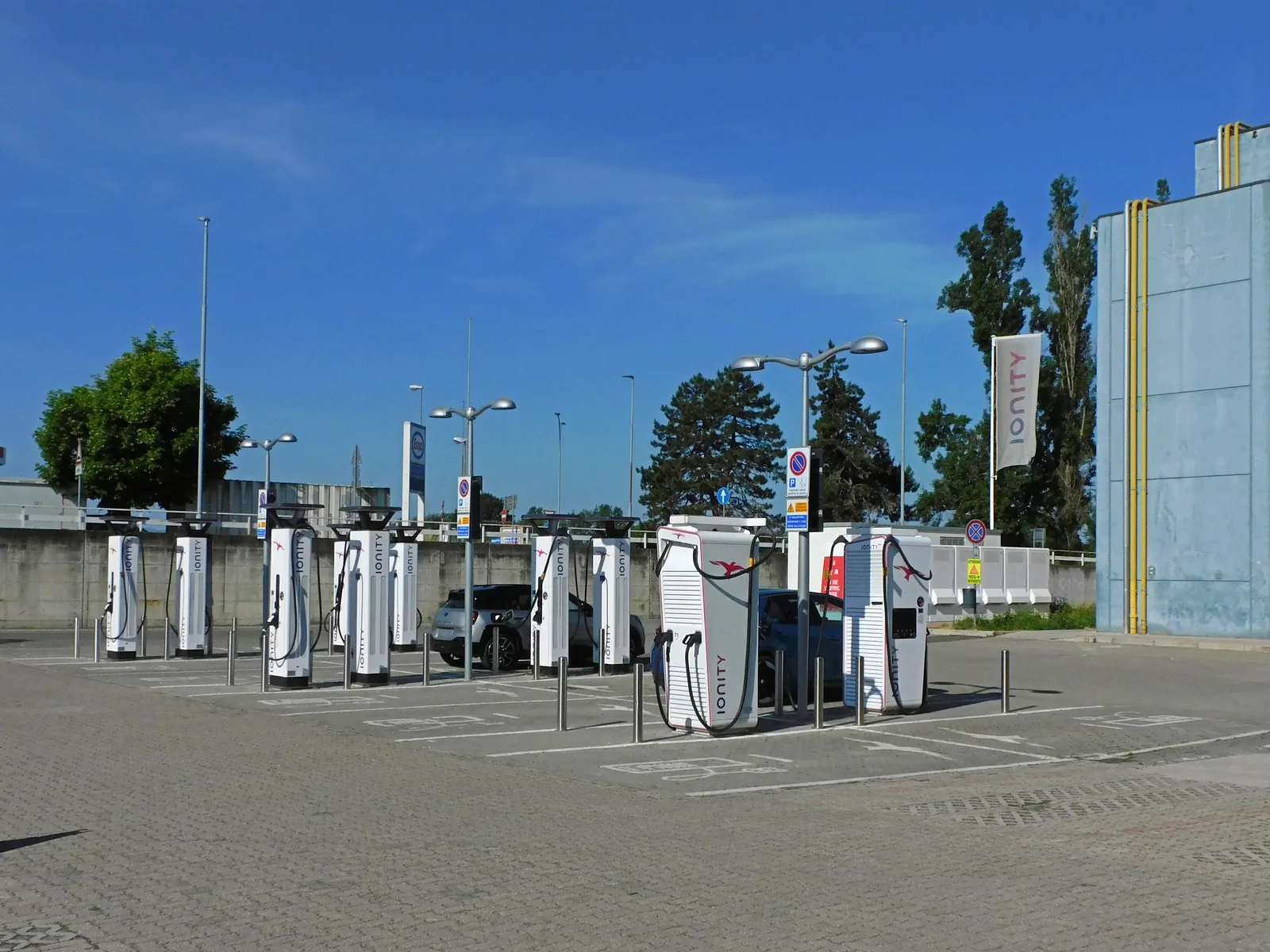 Recharge rapide : quelles voitures électriques récupèrent le plus de km en 10 minutes ?
