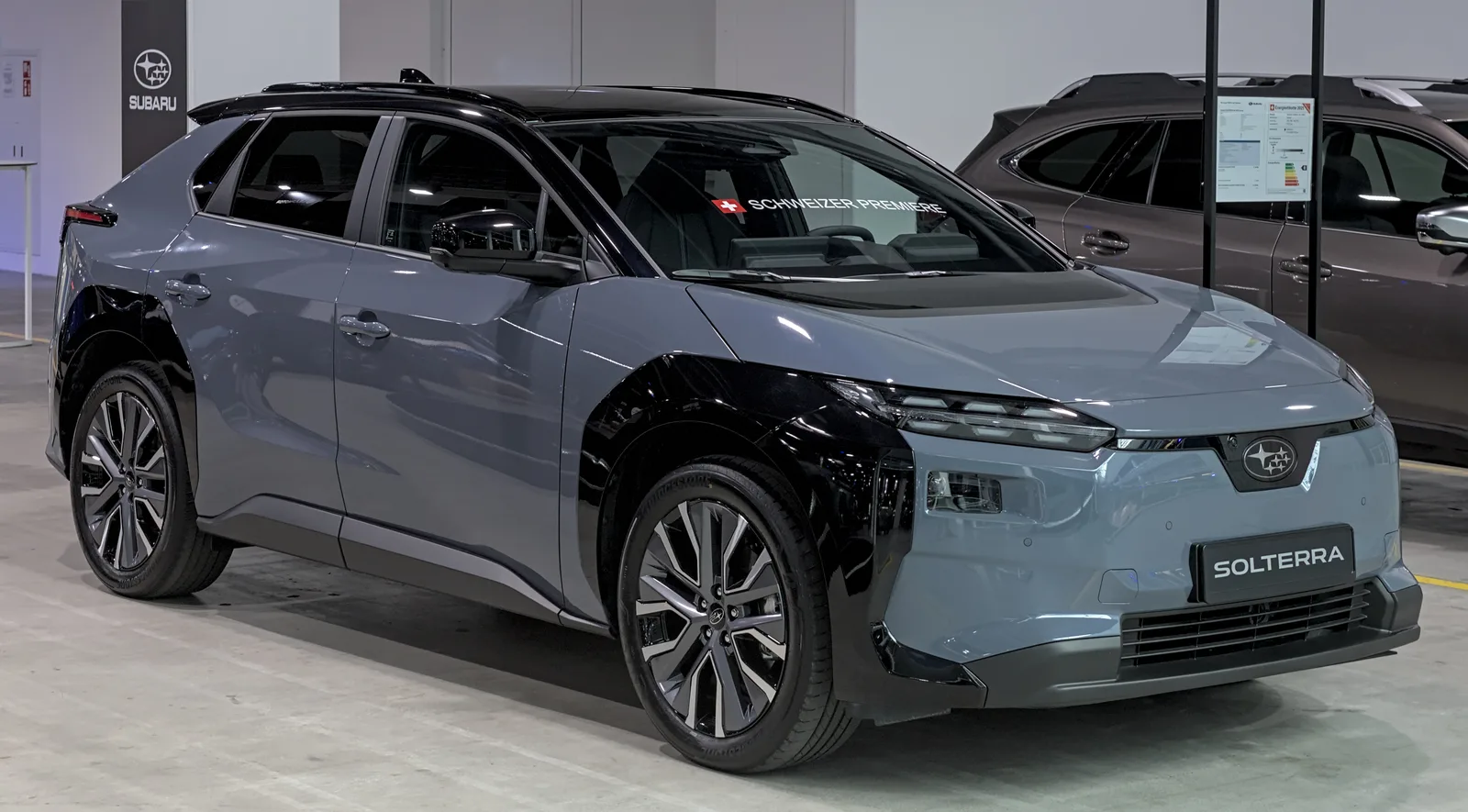 Subaru Solterra 2026 vue de profil SUV électrique gris au salon Auto Zurich