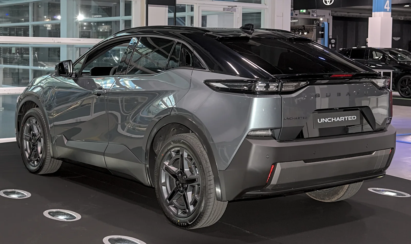 Subaru Uncharted gris vu de trois quarts arrière, nouveau SUV électrique compact commercialisé en France depuis mai 2026