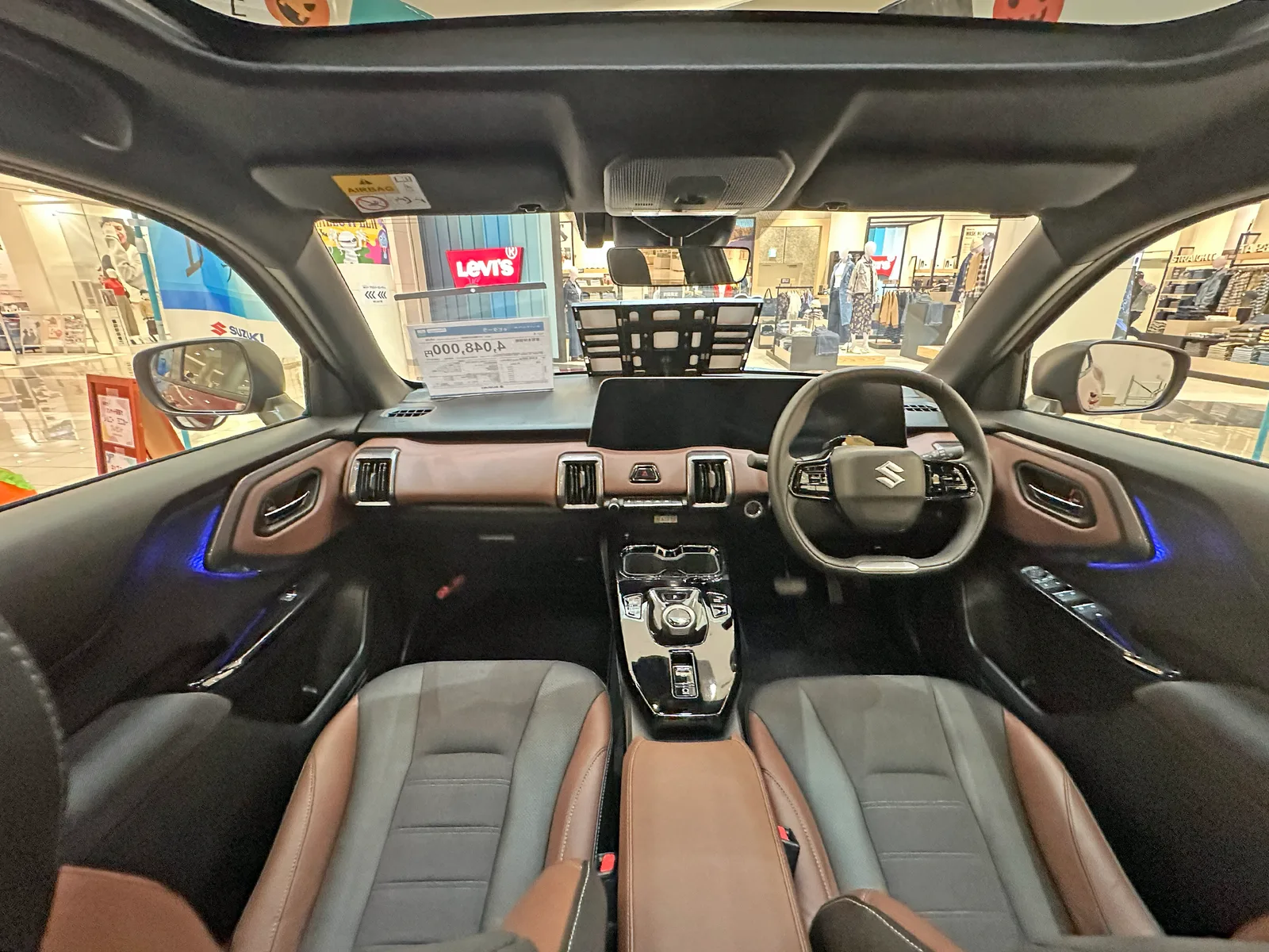 Suzuki e-Vitara 2026 intérieur habitacle tableau de bord double écran SUV électrique