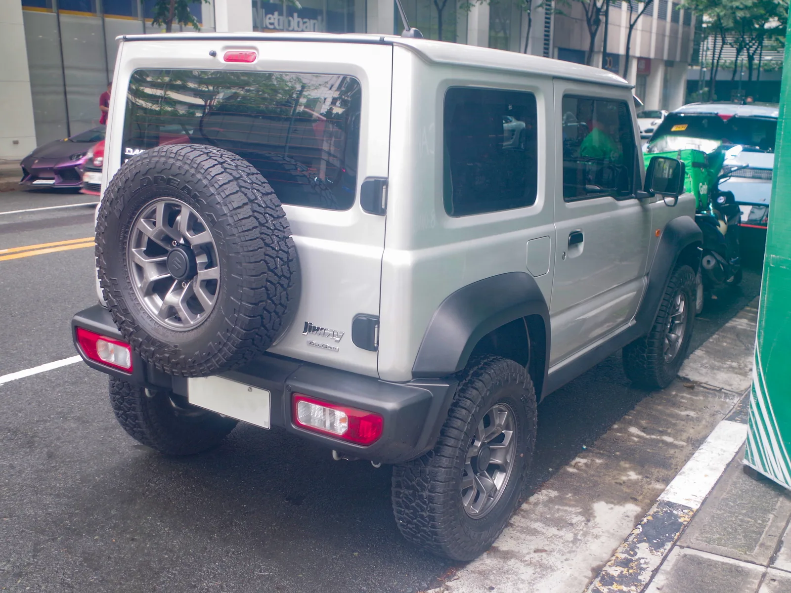 Suzuki Jimny 2026 vue trois quarts arrière avec roue de secours 4x4 tout-terrain
