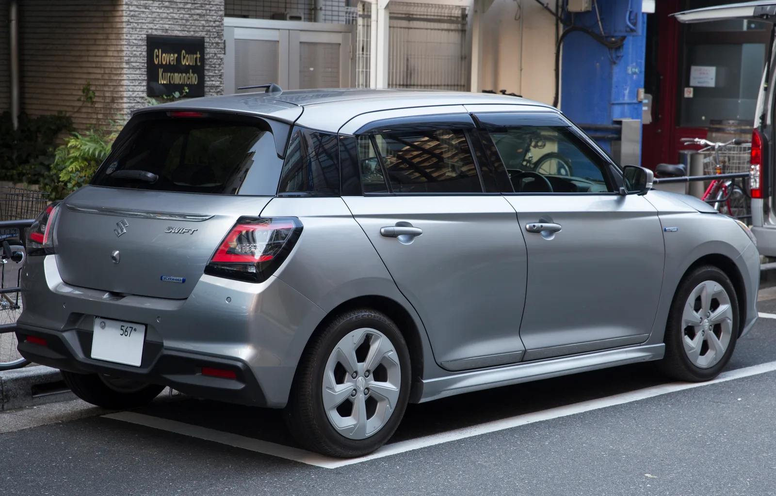 Suzuki Swift 2026 vue trois quarts arrière gris citadine compacte hybride légère