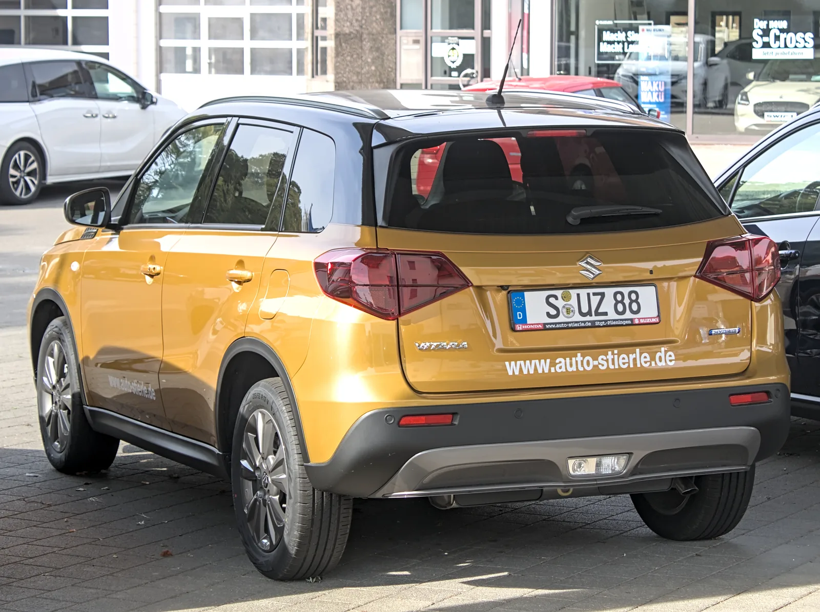 Suzuki Vitara 2026 doré vue trois quarts arrière SUV compact hayon coffre