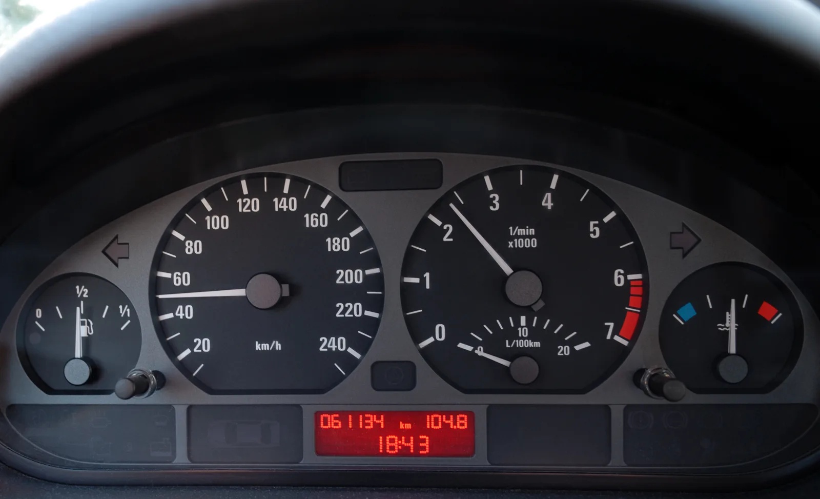 Compteurs et tableau de bord analogique d'une BMW — voyants de contrôle