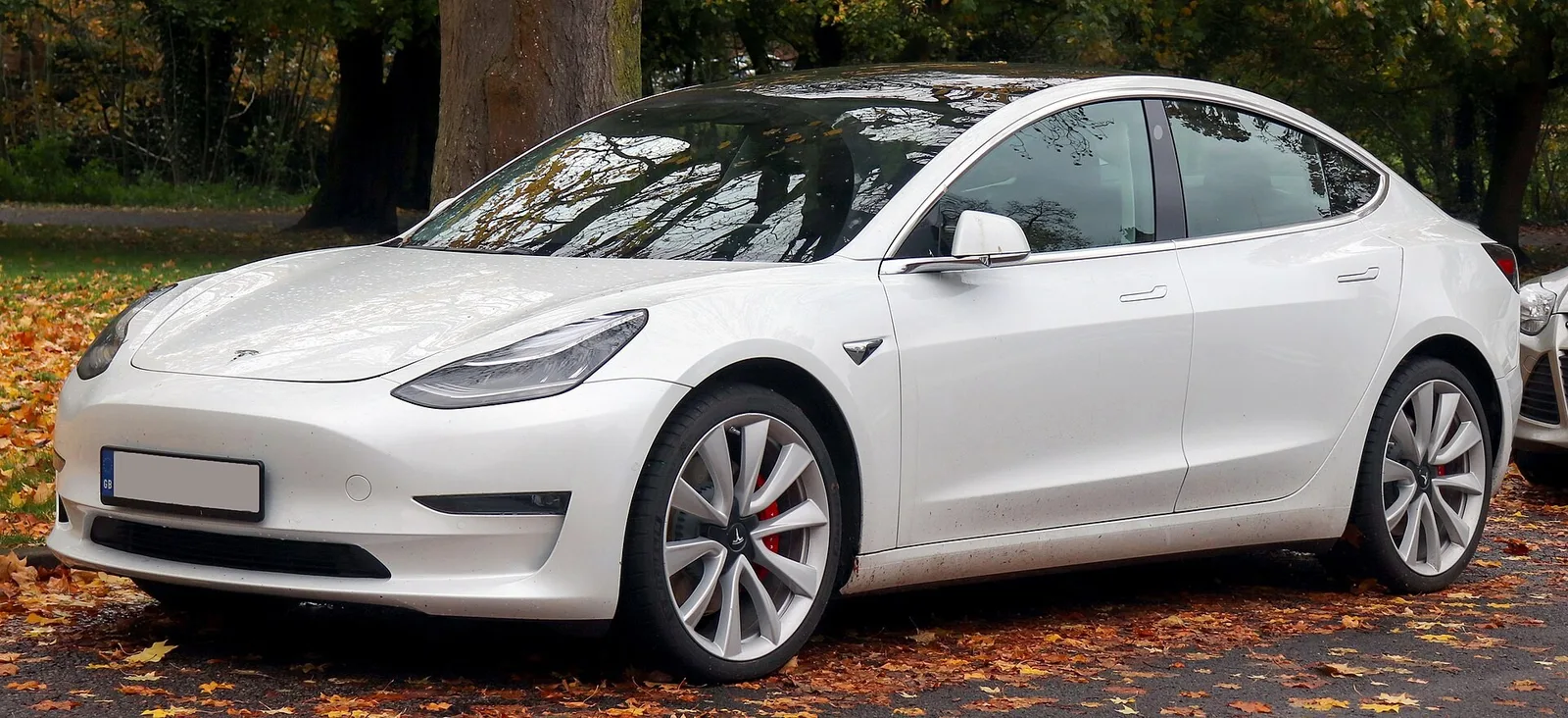 Tesla Model 3 blanche vue de trois quarts avant, un modèle dont le pack de batterie se chiffre de 9 000 à 22 000 euros