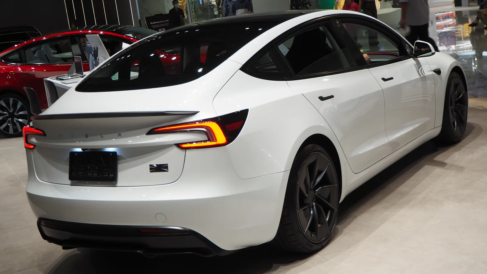 Tesla Model 3 Highland 2026 vue arrière feux LED en ruban rouge Performance noir