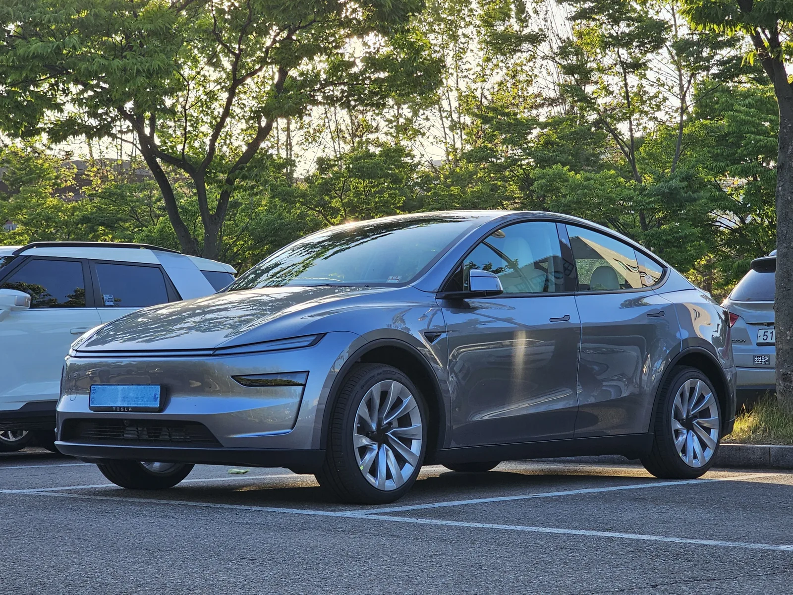 Tesla Model Y Juniper 2026 Quicksilver argenté — vue 3/4 avant, nouvelles jantes Gemini et couleur exclusive