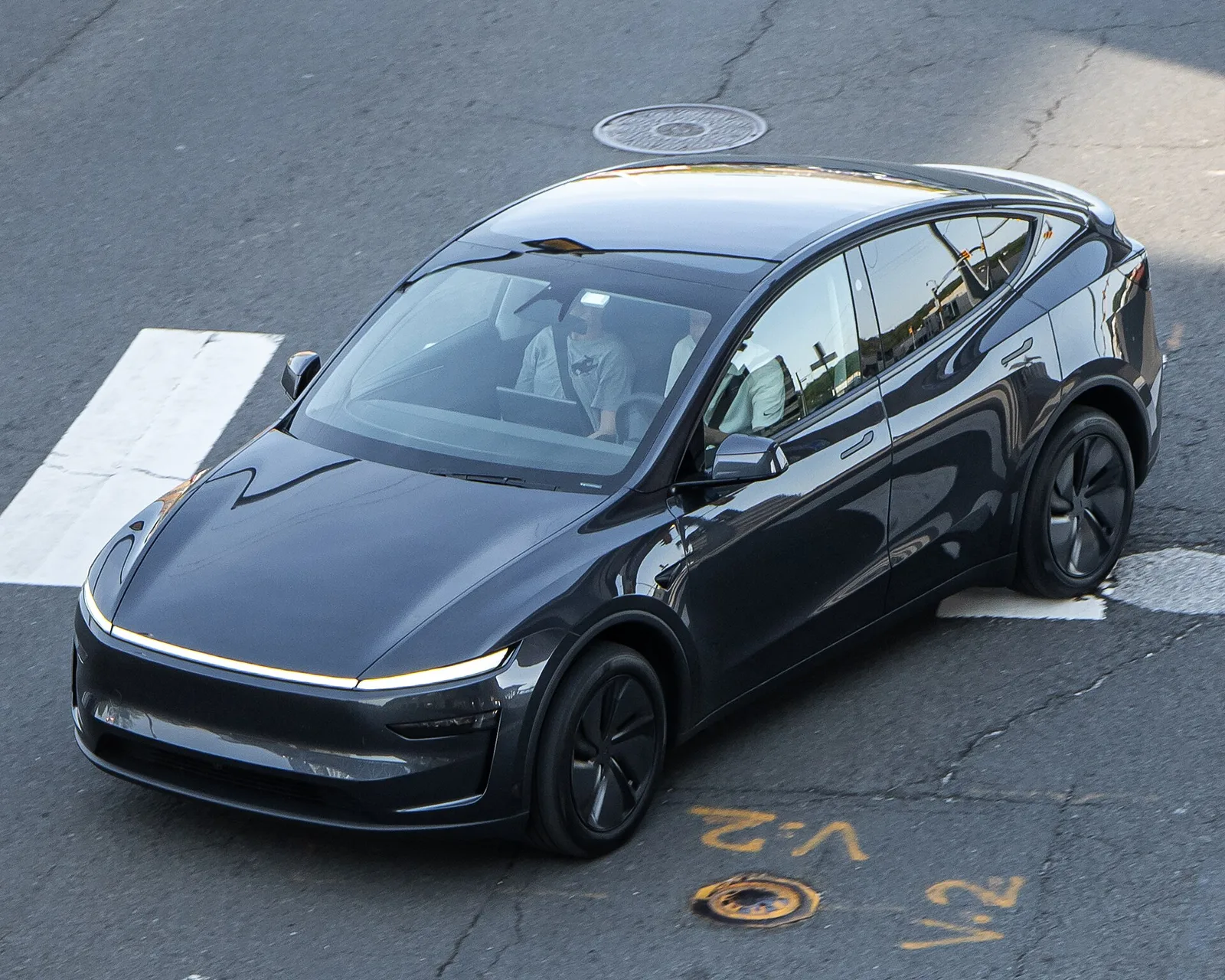 Tesla Model Y Juniper gris foncé vu en plongée dans un carrefour, SUV électrique classé dernier du TÜV Report 2026