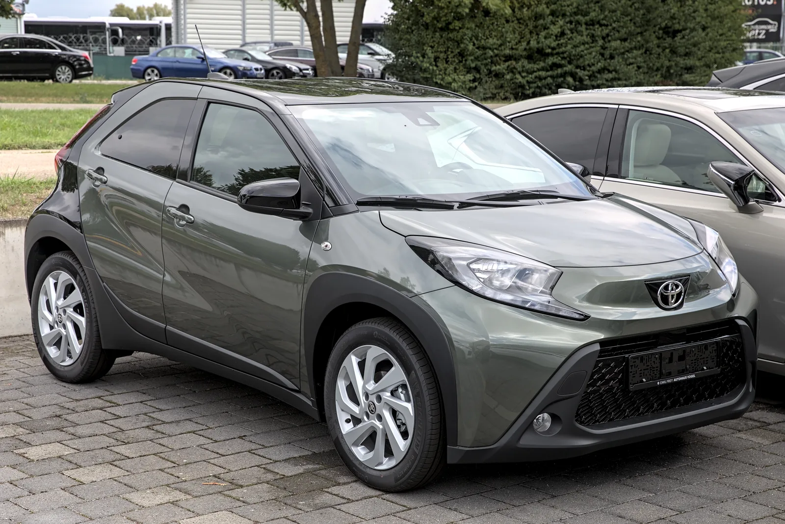 Toyota Aygo X 2026 vert kaki gris vue de côté statique parking Allemagne