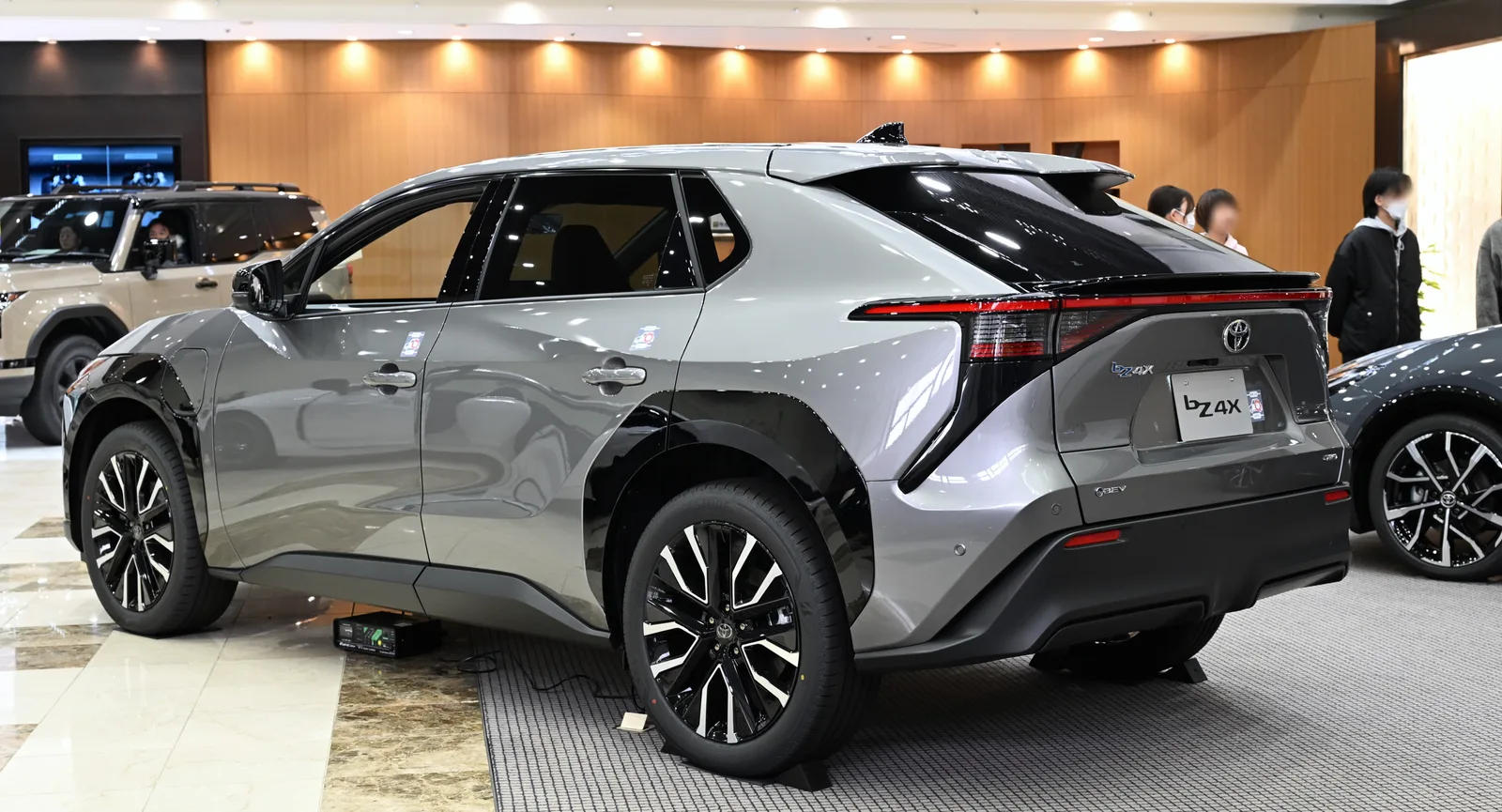 Toyota bZ4X 2026 vue arrière SUV électrique gris showroom Japon