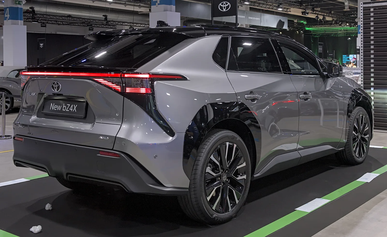 Toyota bZ4X restylé 2026 gris vu de trois quarts arrière au salon Auto Zürich, garantie batterie 10 ans ou 1 million de km
