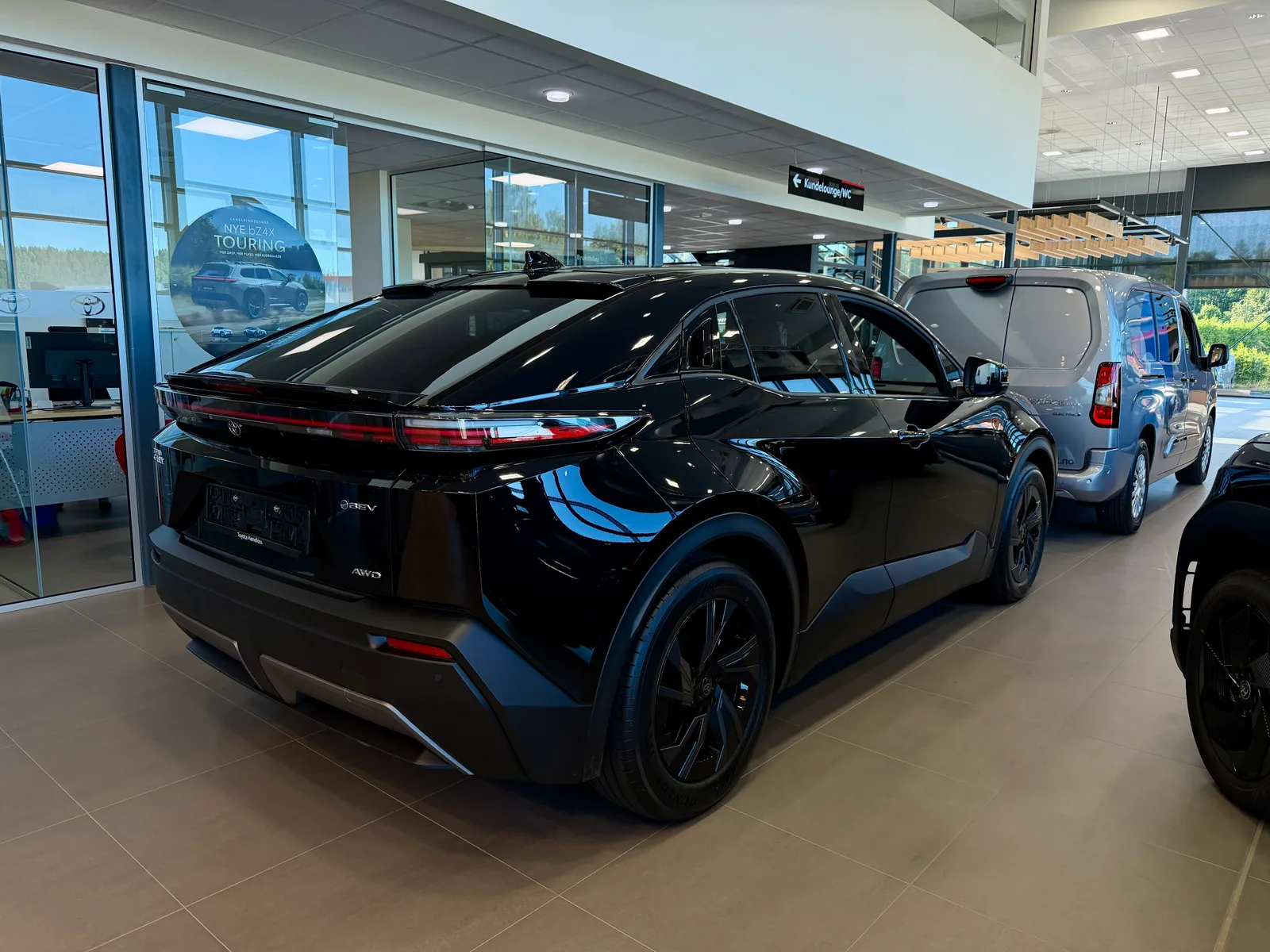 Toyota C-HR+ 2026 vue 3/4 arrière SUV compact électrique noir en concession