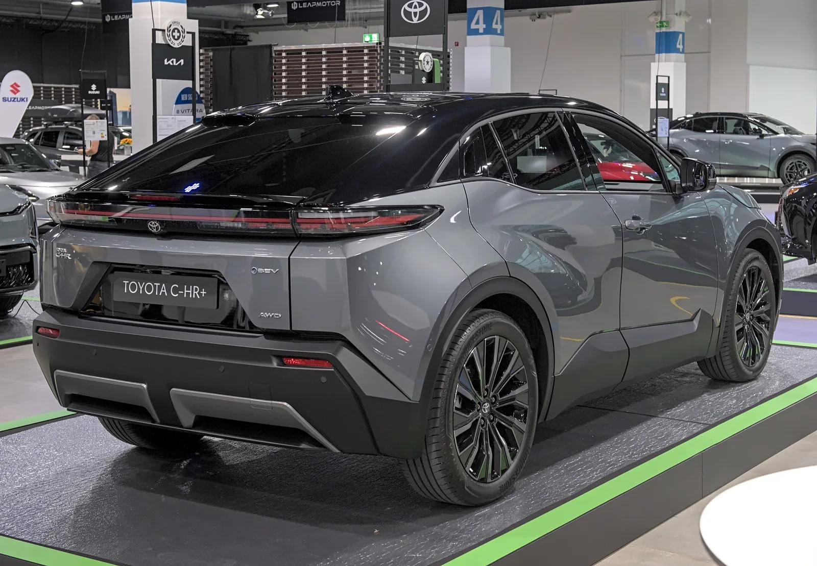 Toyota C-HR+ 2026 vue 3/4 arrière SUV compact électrique gris finition AWD