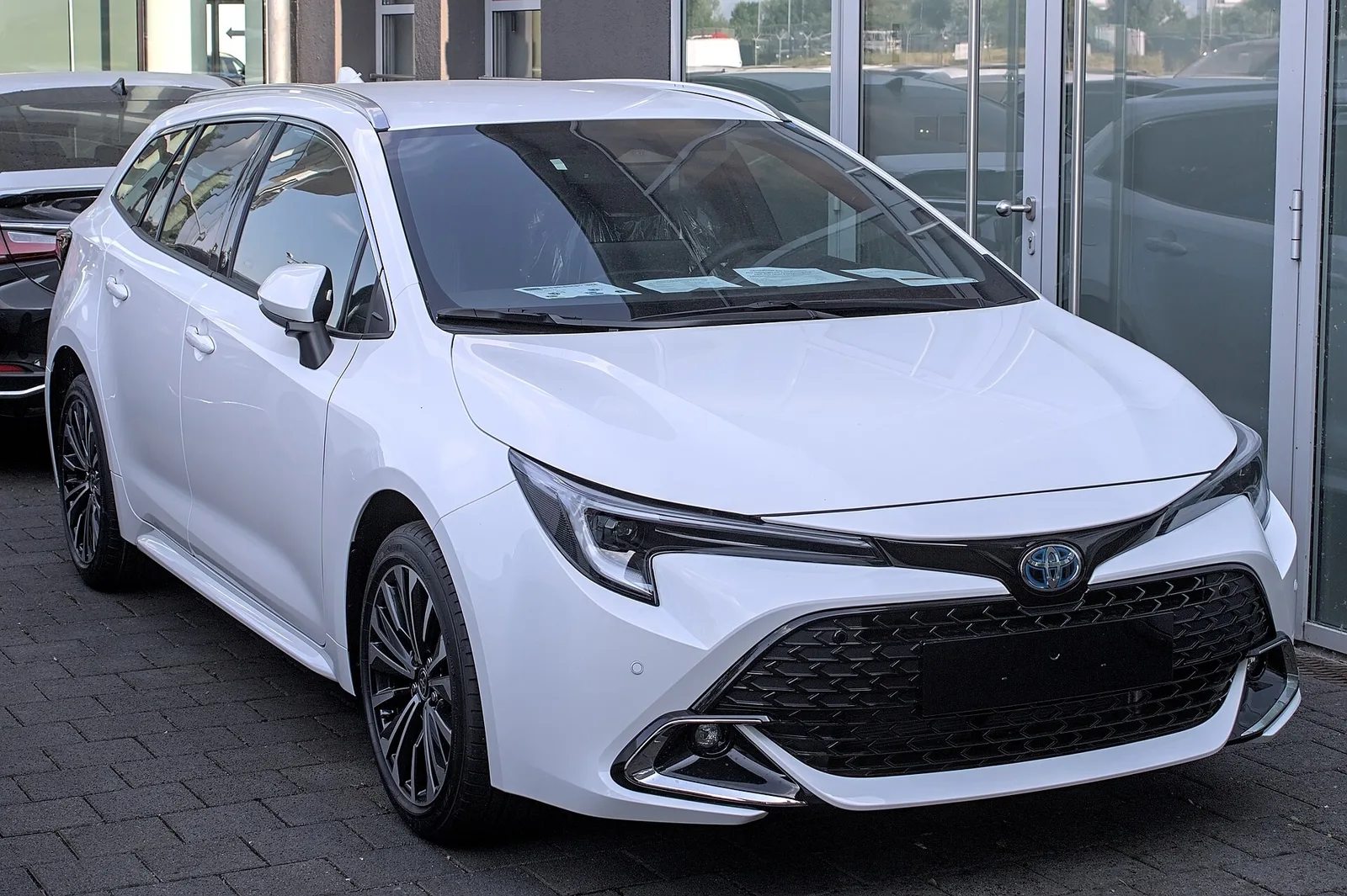 Toyota Corolla Touring Sports hybride blanche vue de trois quarts avant, break hybride pour gros rouleur