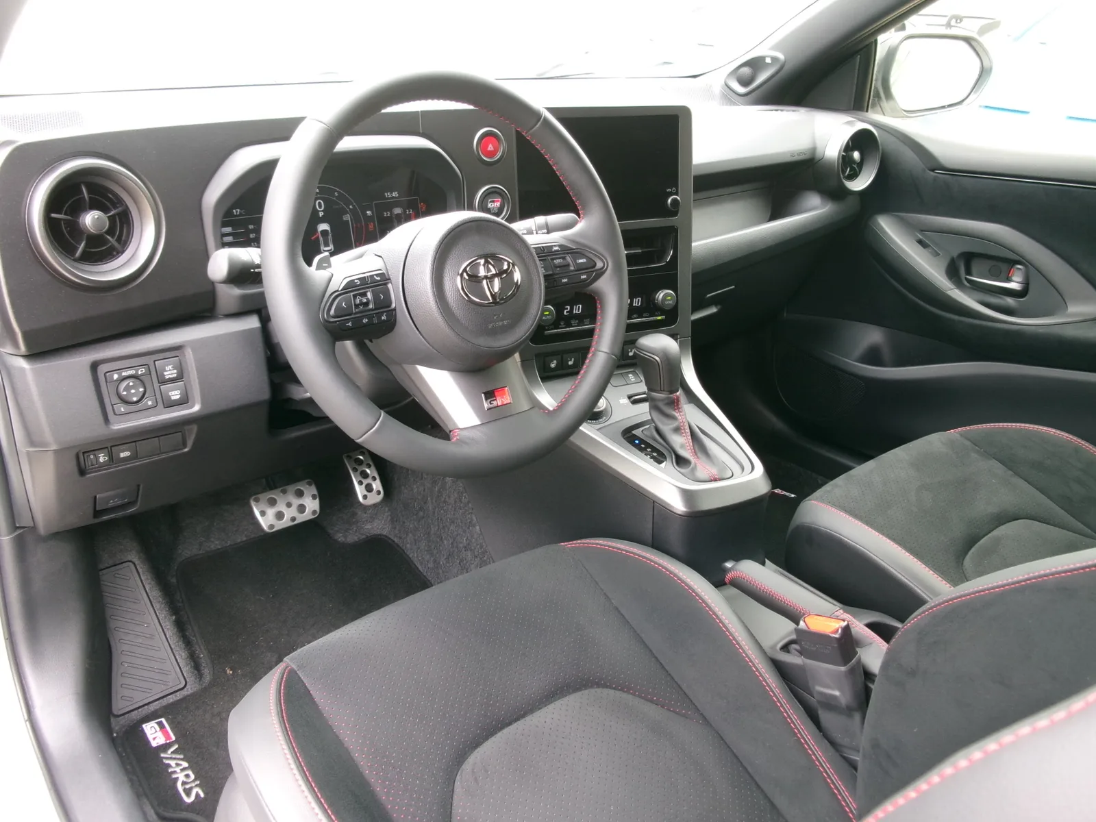 Toyota GR Yaris 2026 habitacle volant sièges baquets tableau de bord GR