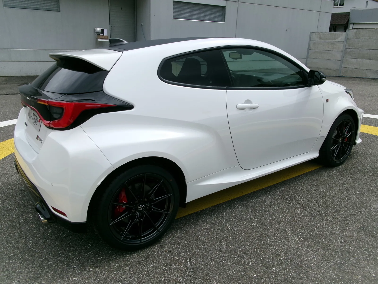 Toyota GR Yaris 2026 vue de profil jantes BBS parking concession