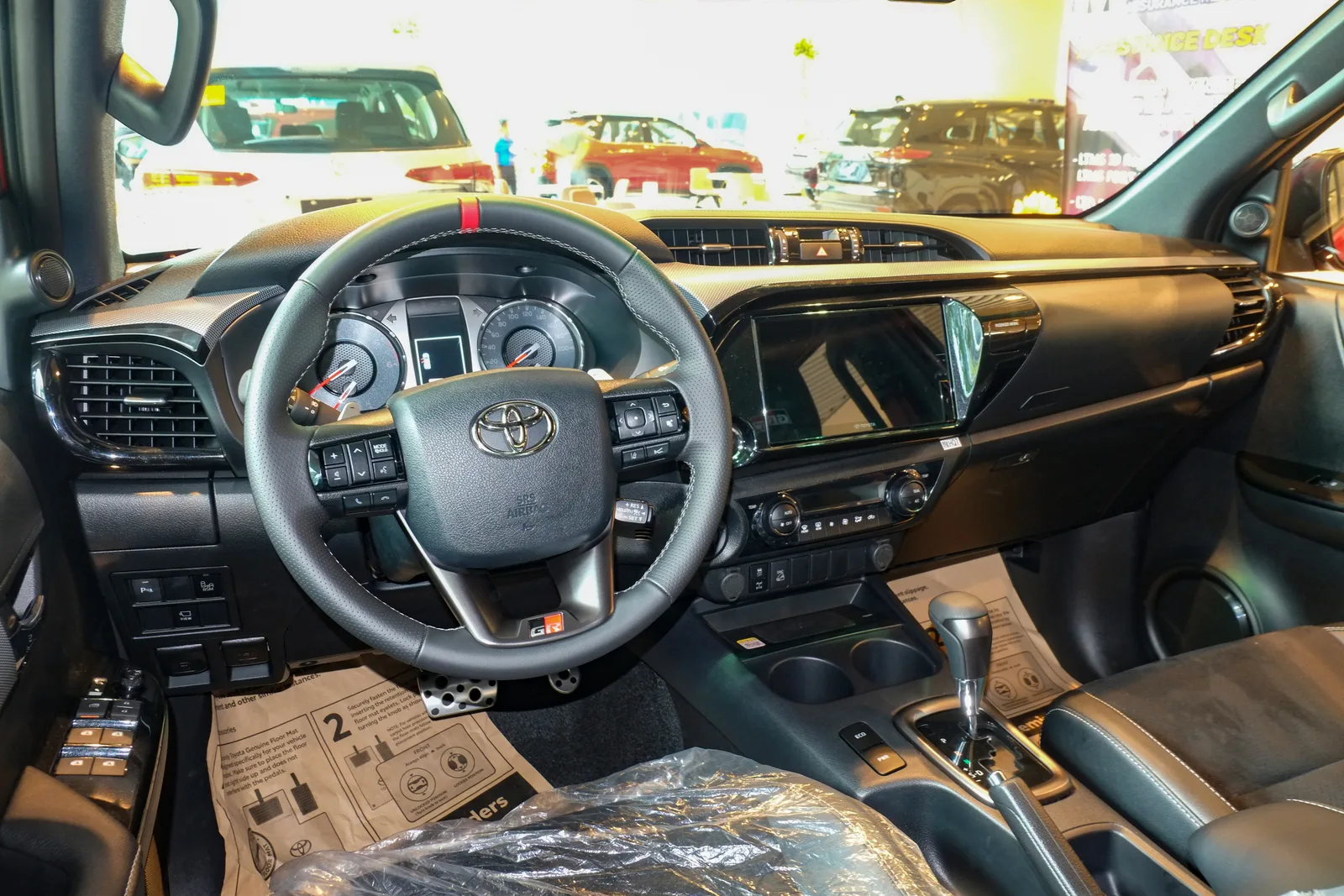 Toyota Hilux 2026 GR Sport intérieur tableau de bord volant sièges cuir