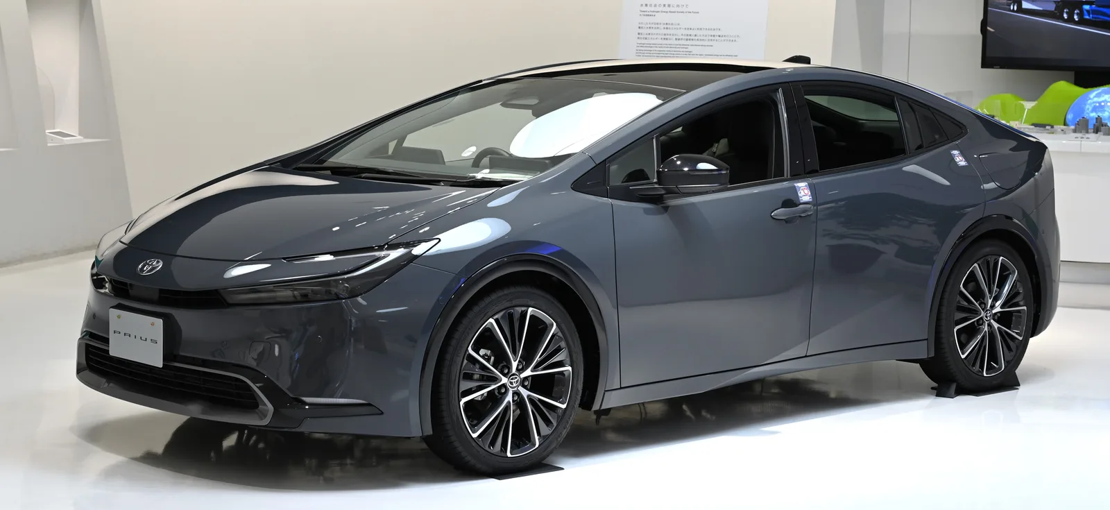 Toyota Prius 2026 extérieur vue arrière latérale hybride rechargeable berline compacte sport