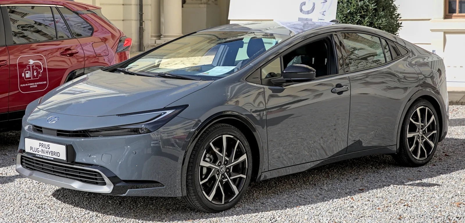 Toyota Prius 2026 profil vue de côté hybride rechargeable PHEV XW60 5e génération