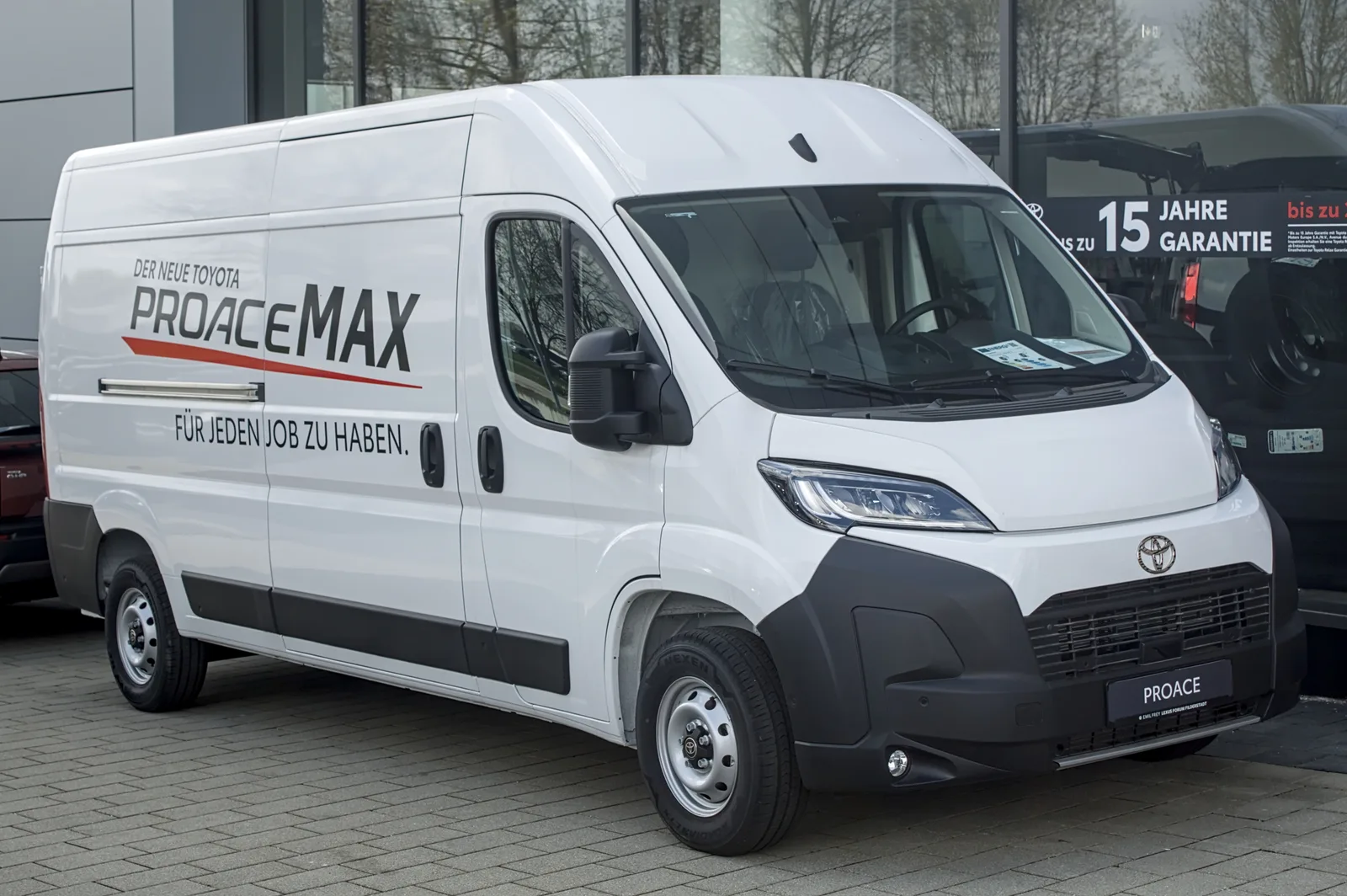 Toyota Proace 2026 blanc vue de profil version Max fourgon long