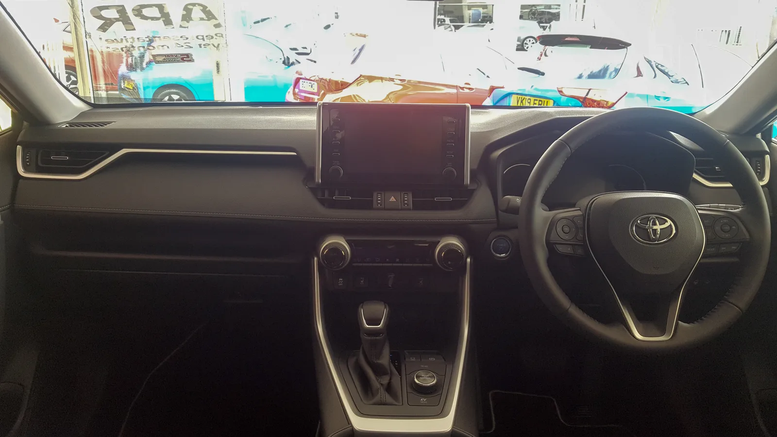 Toyota RAV4 intérieur tableau de bord écran tactile console centrale hybride
