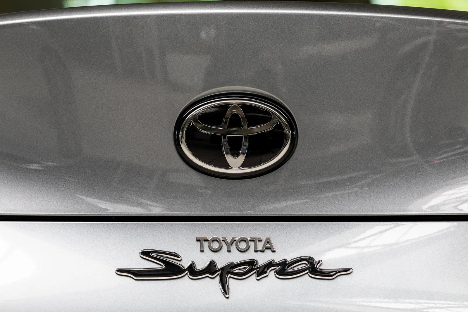 Toyota GR Supra 2026 argentée vue trois quarts arrière showroom concession