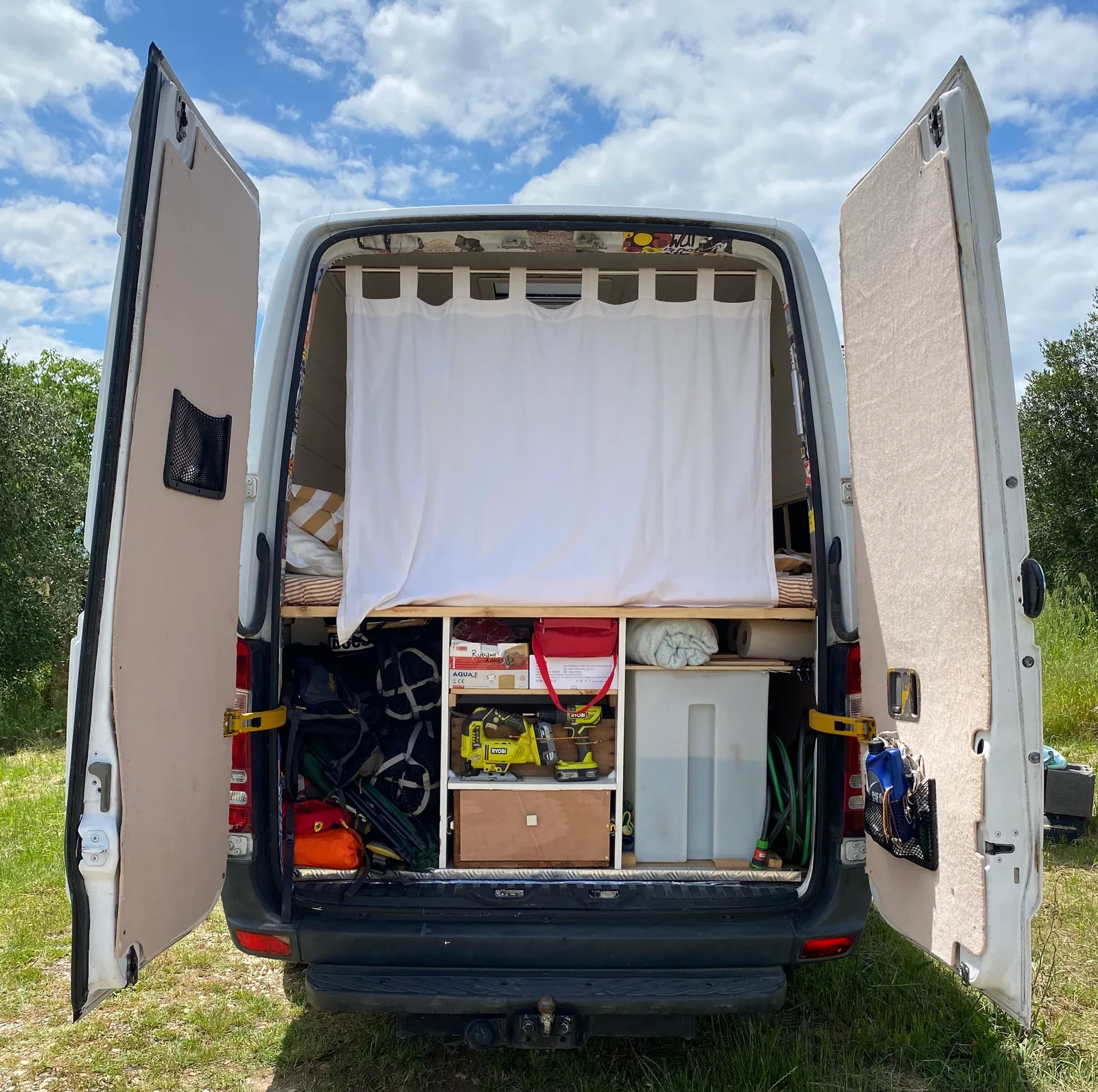 Aménagement intérieur d'un fourgon converti soi-même — rangements, outillage et équipement de voyage
