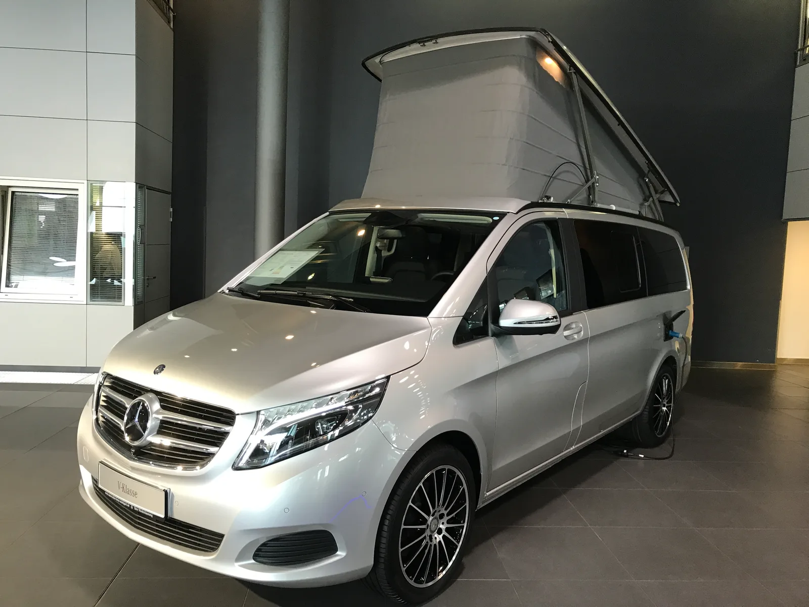 Mercedes Marco Polo, van aménagé haut de gamme avec toit relevable, exposé en showroom