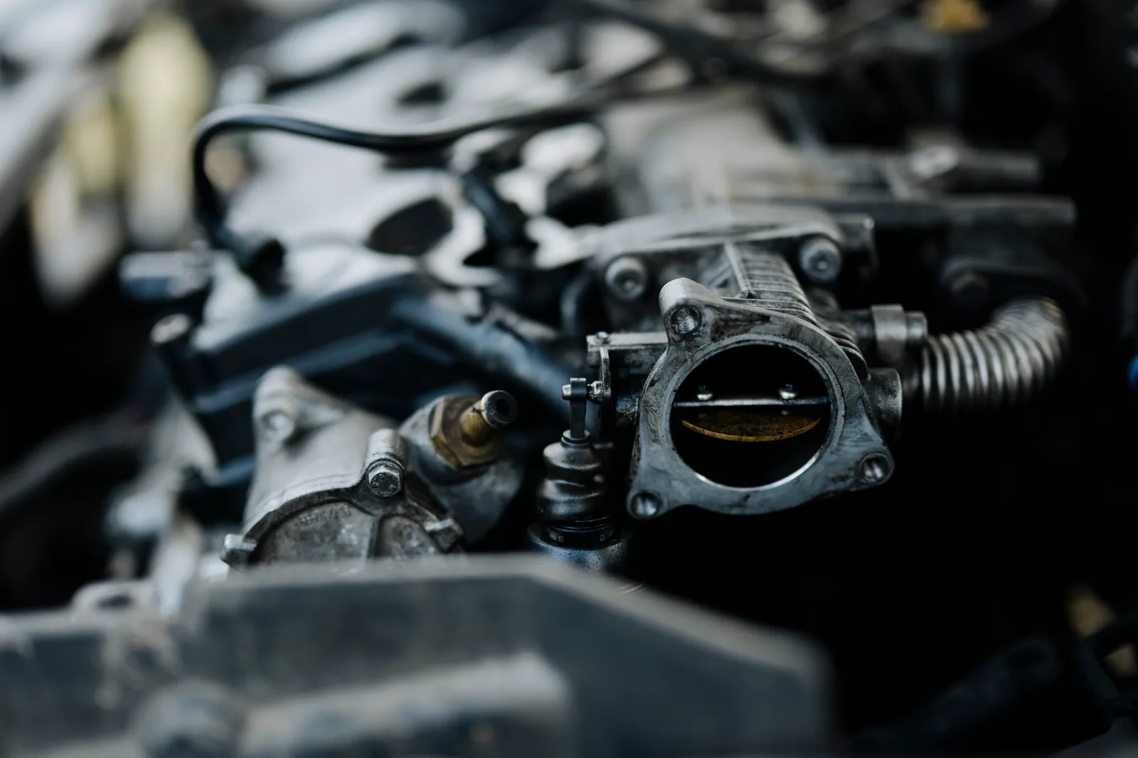 Détails de composants moteur lors d'une intervention en garage automobile