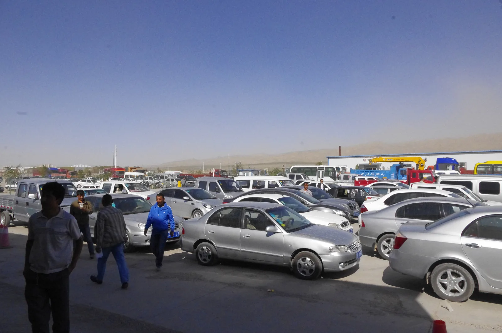 Marché de voitures d'occasion avec des acheteurs et vendeurs — dynamisme du marché auto en 2026