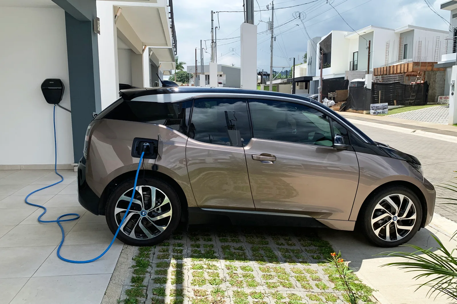 Voiture électrique BMW i3 branchée sur une borne wallbox pour la recharge à domicile