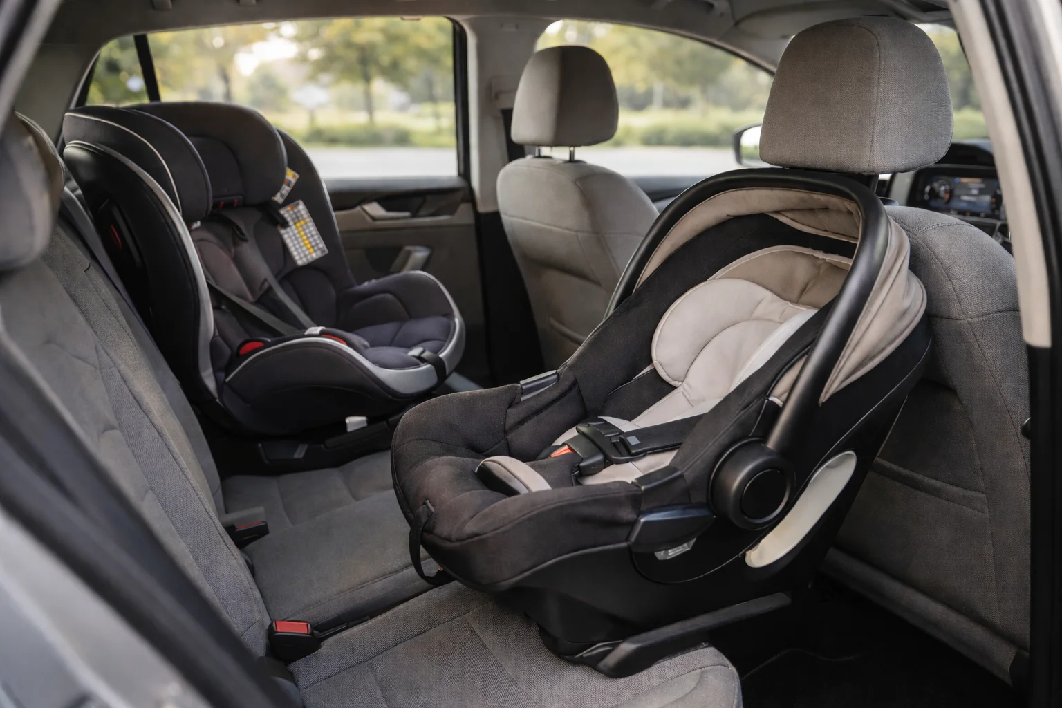 Habitacle voiture familiale espace arrière enfants sièges