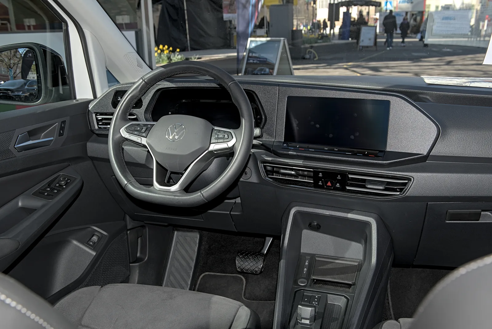 Volkswagen Caddy 2026 habitacle tableau de bord volant multifonction écran tactile