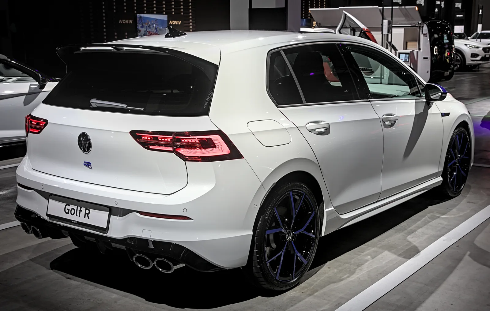 Volkswagen Golf R 2026 blanche vue trois quarts arrière quatre sorties d'échappement