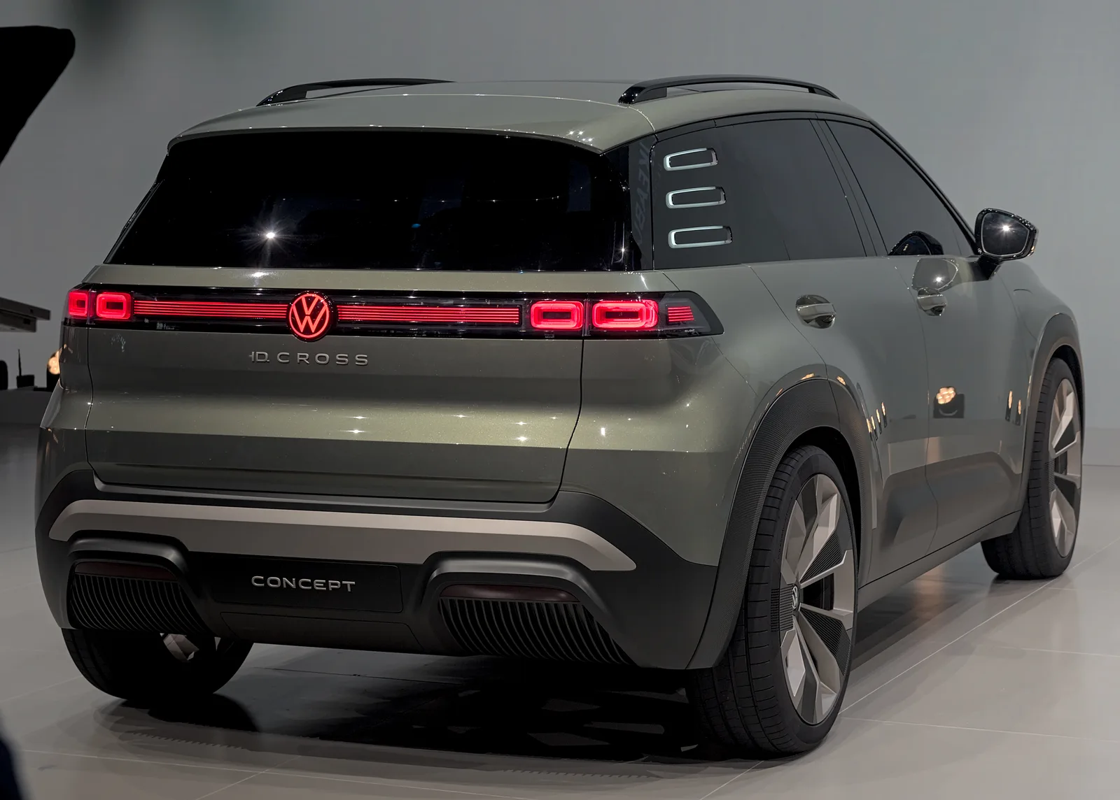 Volkswagen ID.Cross 2026 vue 3/4 arrière SUV électrique compact salon IAA Munich