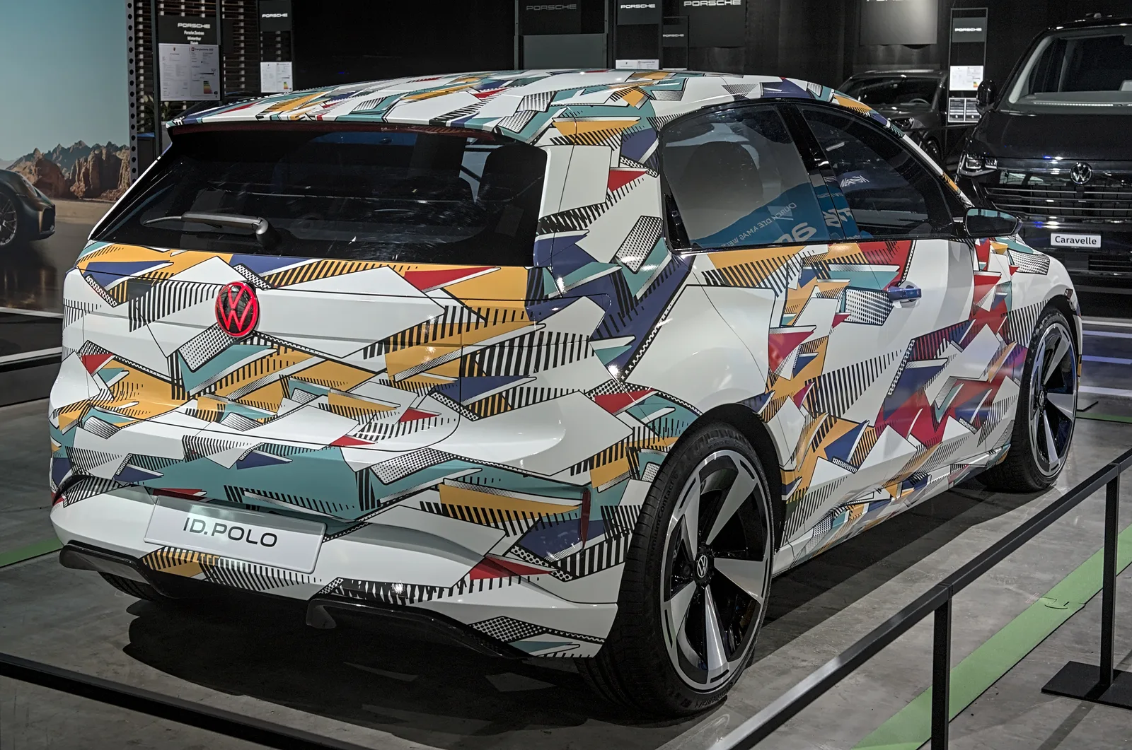 Volkswagen ID. Polo 2026 vue trois quarts arrière prototype salon habillage camouflage