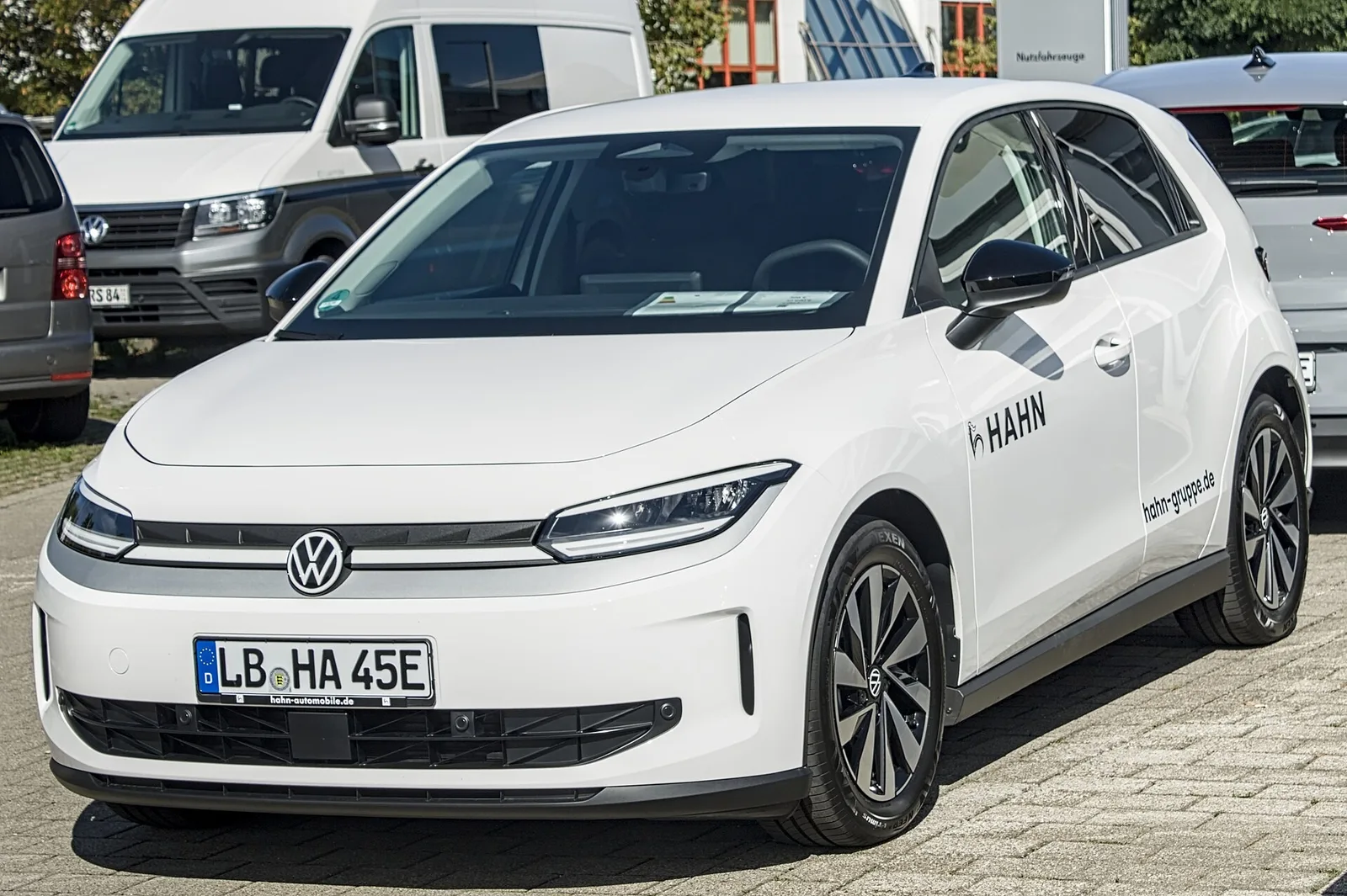 Volkswagen ID. Polo électrique blanche vue de trois quarts avant, citadine allemande rivale de la Renault 5