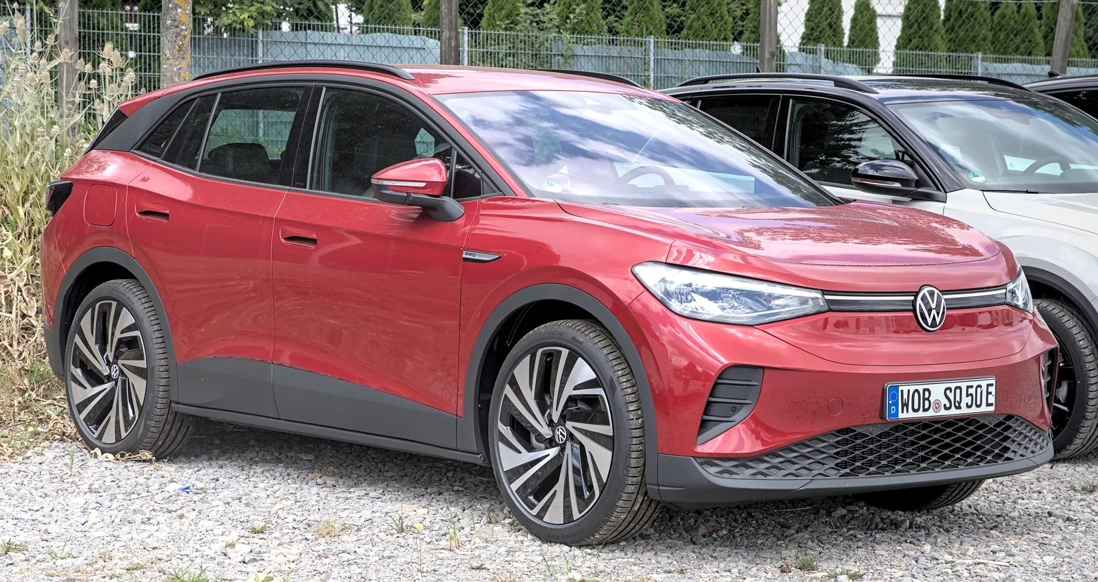 Volkswagen ID.4 2026 rouge en plein air — vue 3/4 avant montrant les lignes SUV coupé et les jantes GTX